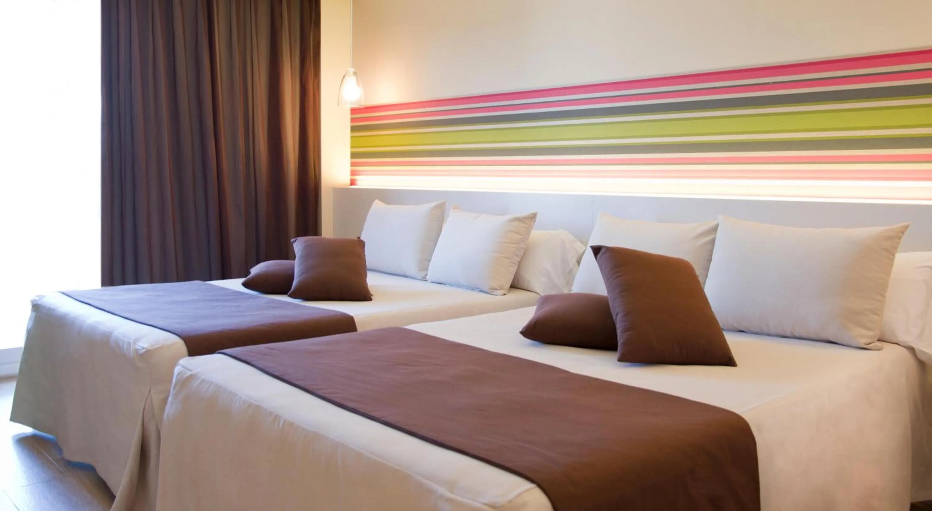 Photo of the whole room, Bed in ALEGRIA Plaza Paris 4*Sup