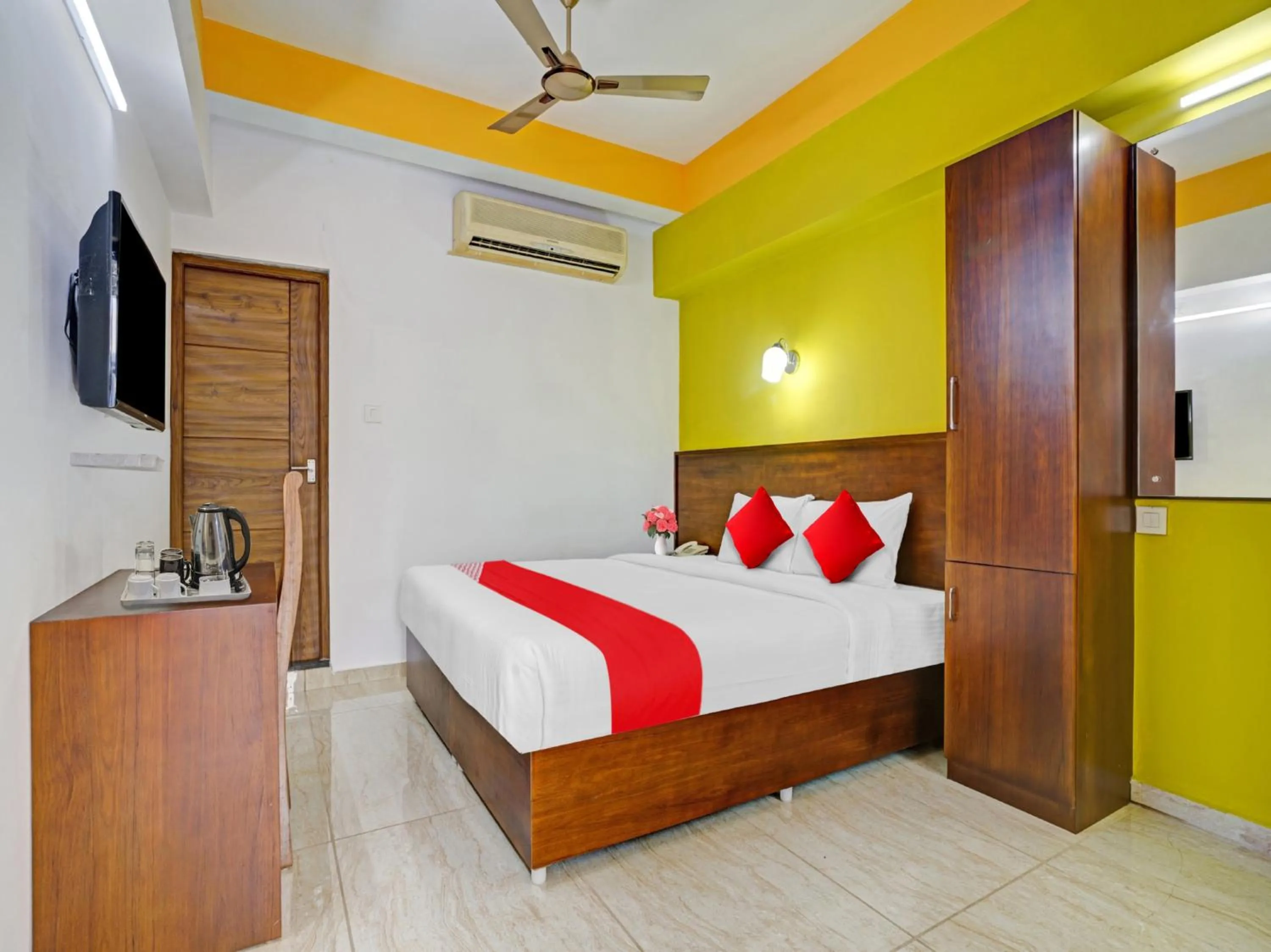 Coffee/tea facilities, Bed in Hotel Signature Cochin