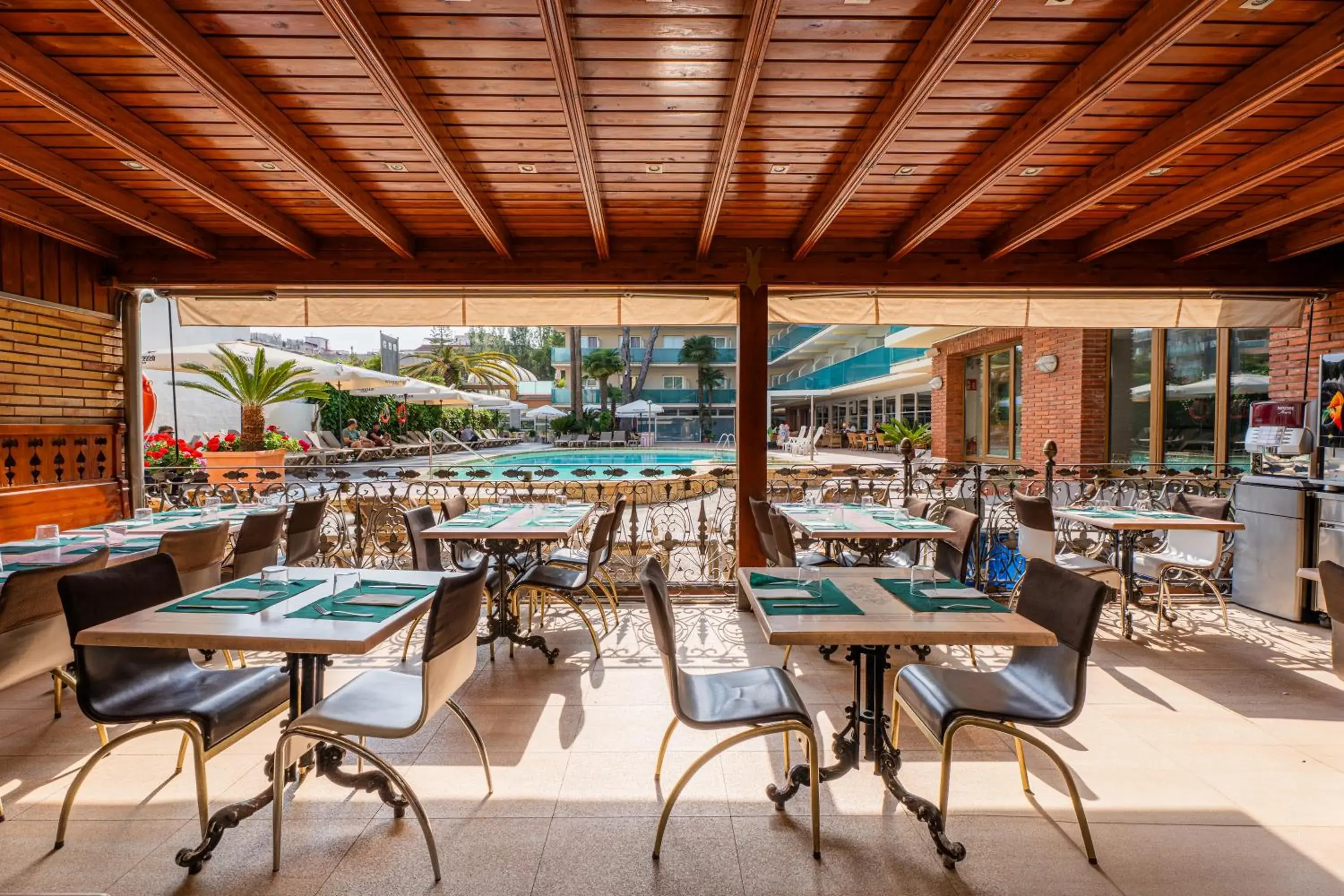 Restaurant/places to eat in Hotel Canada Palace Restaurant/places to eat in Hotel Canada Palace