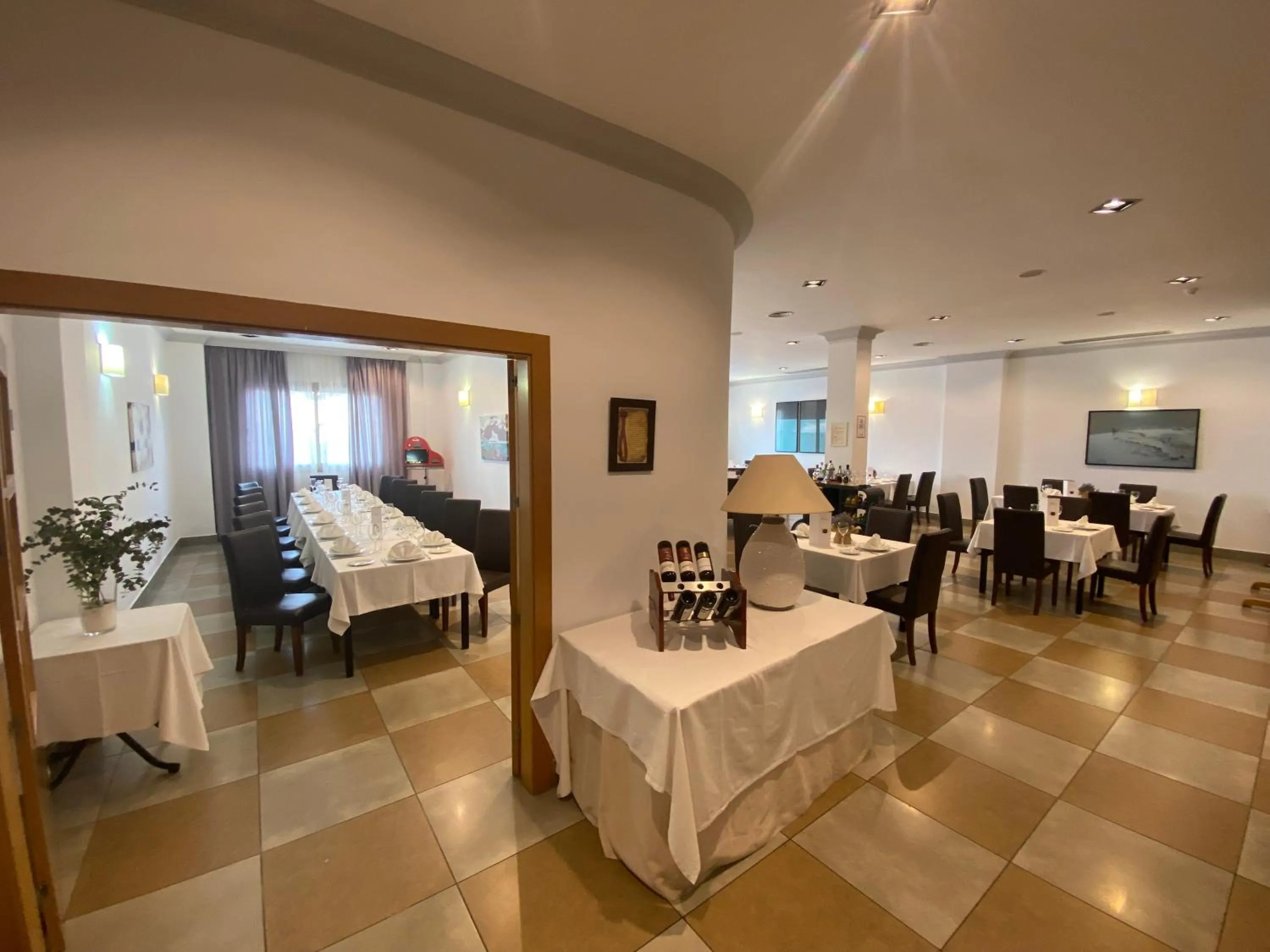 Restaurant/places to eat in Hotel Montera Plaza