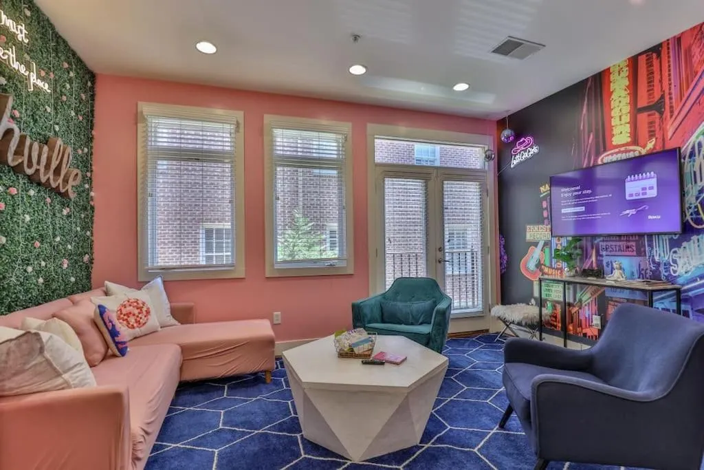 Communal lounge/ TV room in PinkBMe - 8 Min to Downtown, Free Parking