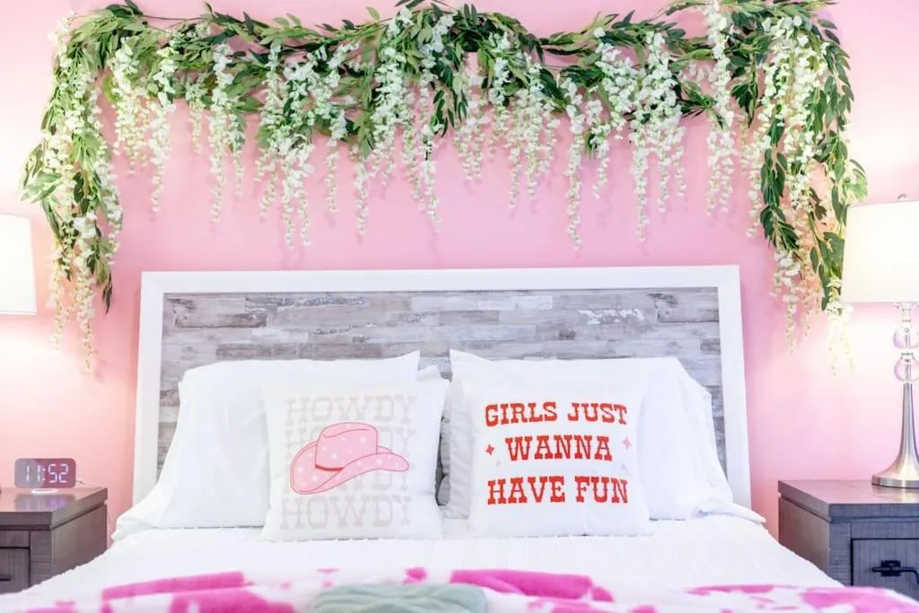 Bed in PinkBMe - 8 Min to Downtown, Free Parking