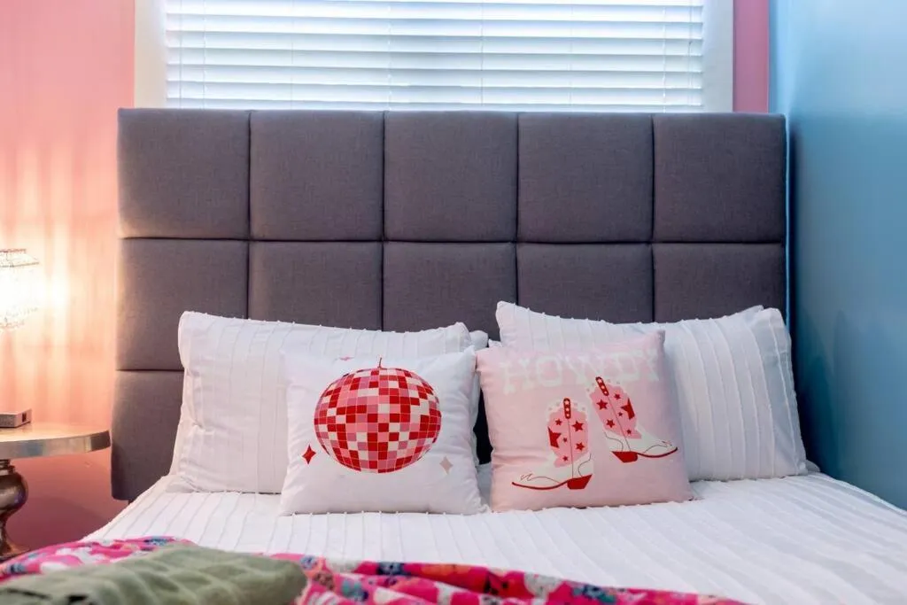 Bed in PinkBMe - 8 Min to Downtown, Free Parking