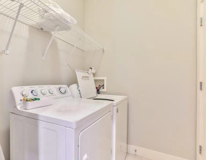 washing machine in PinkBMe - 8 Min to Downtown, Free Parking