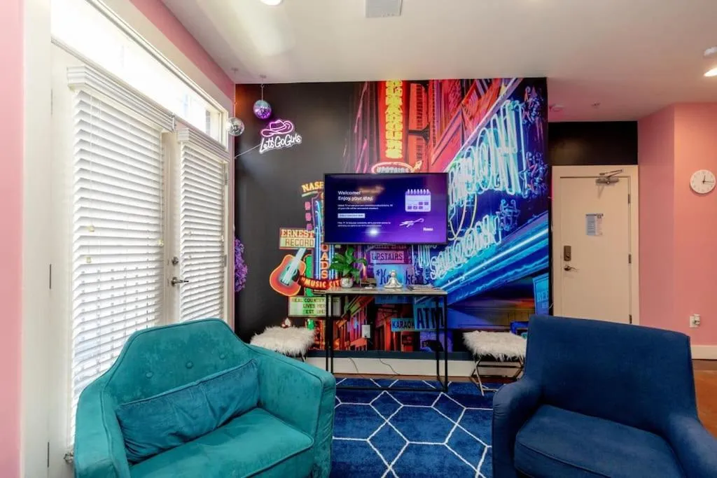 Communal lounge/ TV room in PinkBMe - 8 Min to Downtown, Free Parking