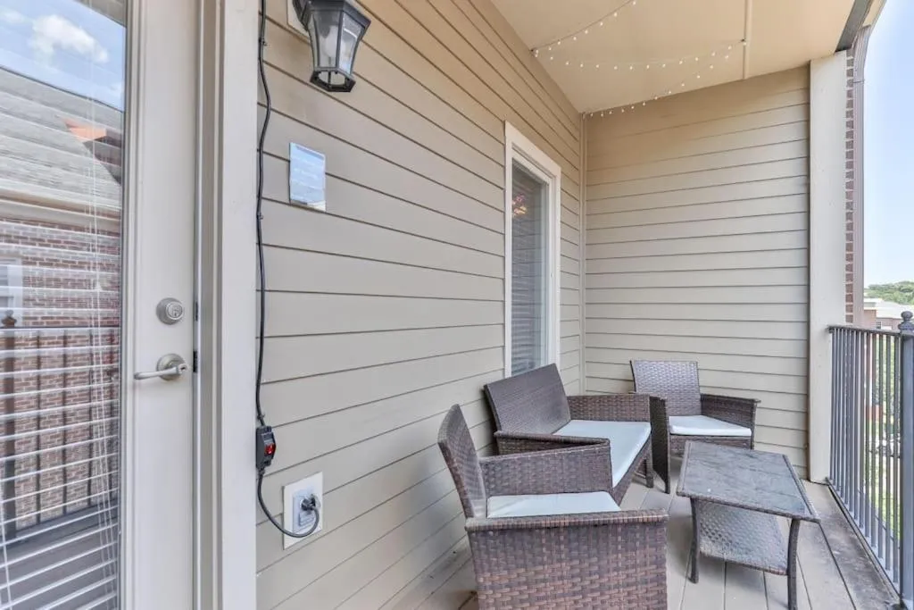 Balcony/Terrace in PinkBMe - 8 Min to Downtown, Free Parking