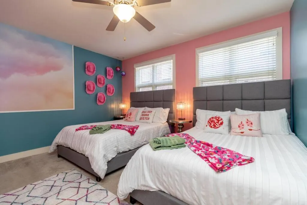 Bed in PinkBMe - 8 Min to Downtown, Free Parking