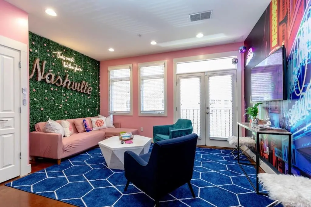 Communal lounge/ TV room in PinkBMe - 8 Min to Downtown, Free Parking