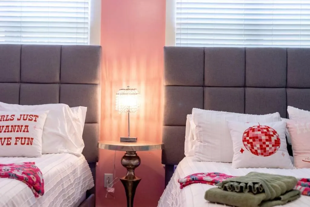 Bed in PinkBMe - 8 Min to Downtown, Free Parking