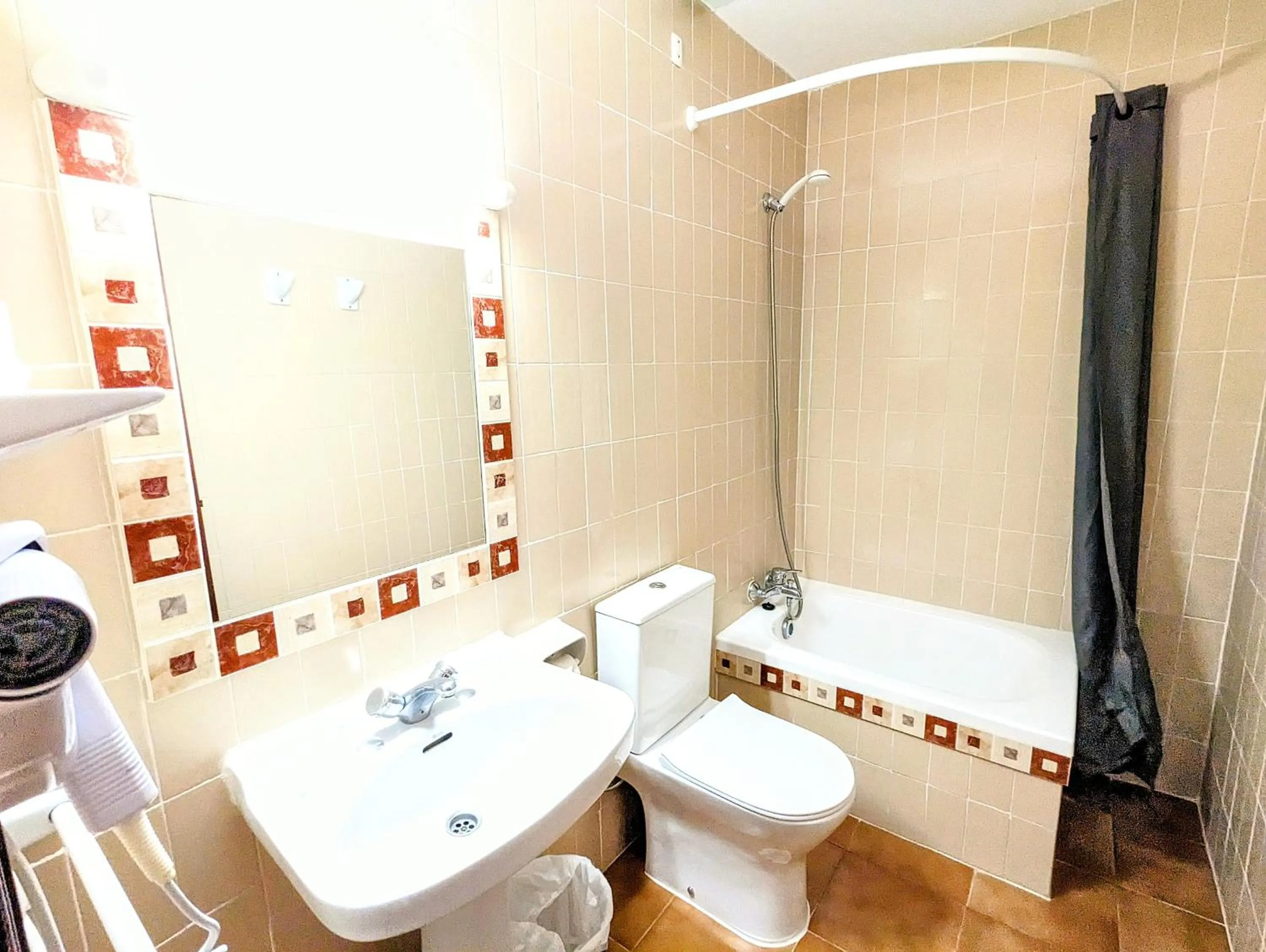 Shower in Don Carlos