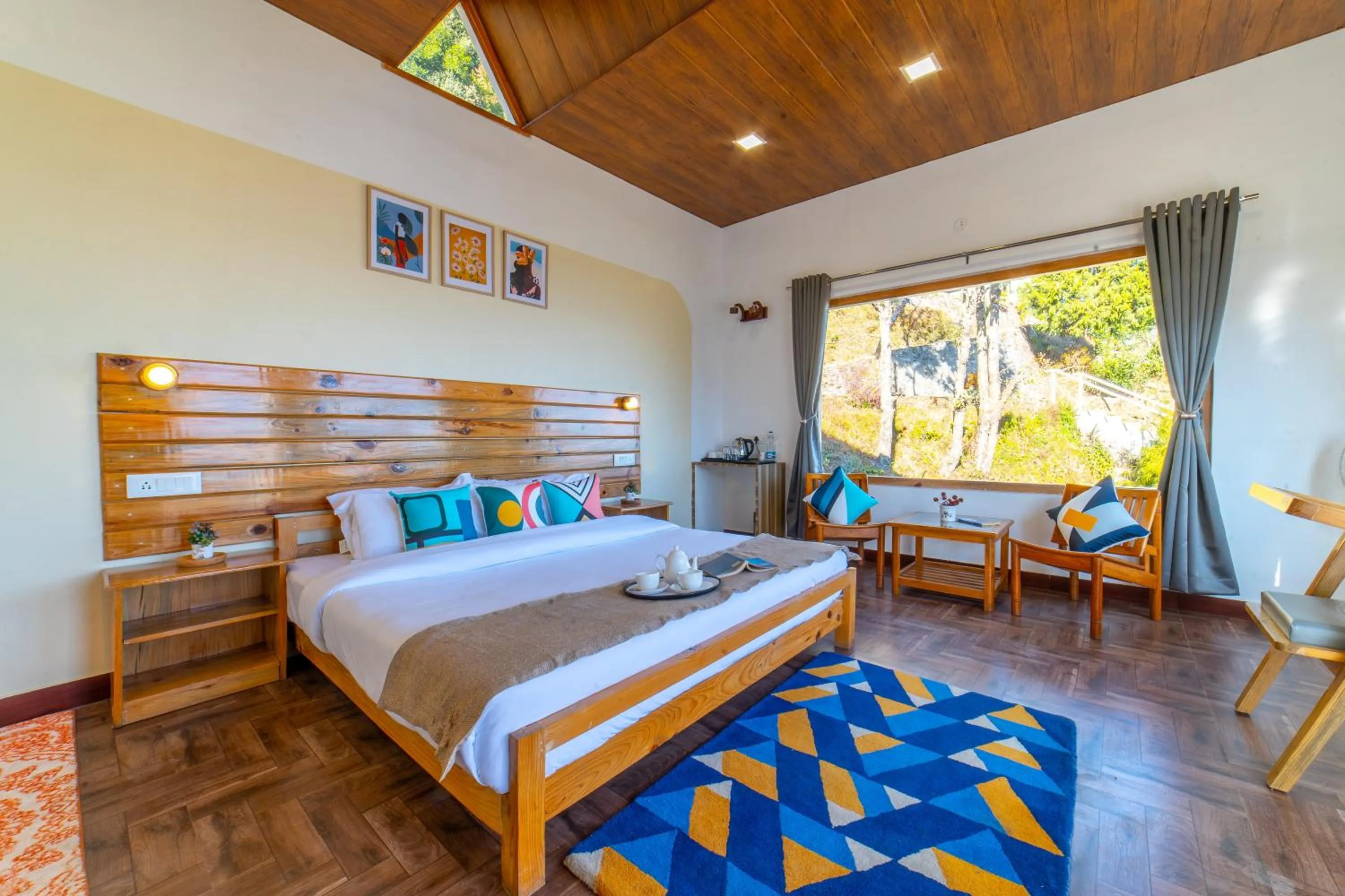 Living room, Bed in Zostel Plus Nainital (Naina Range)