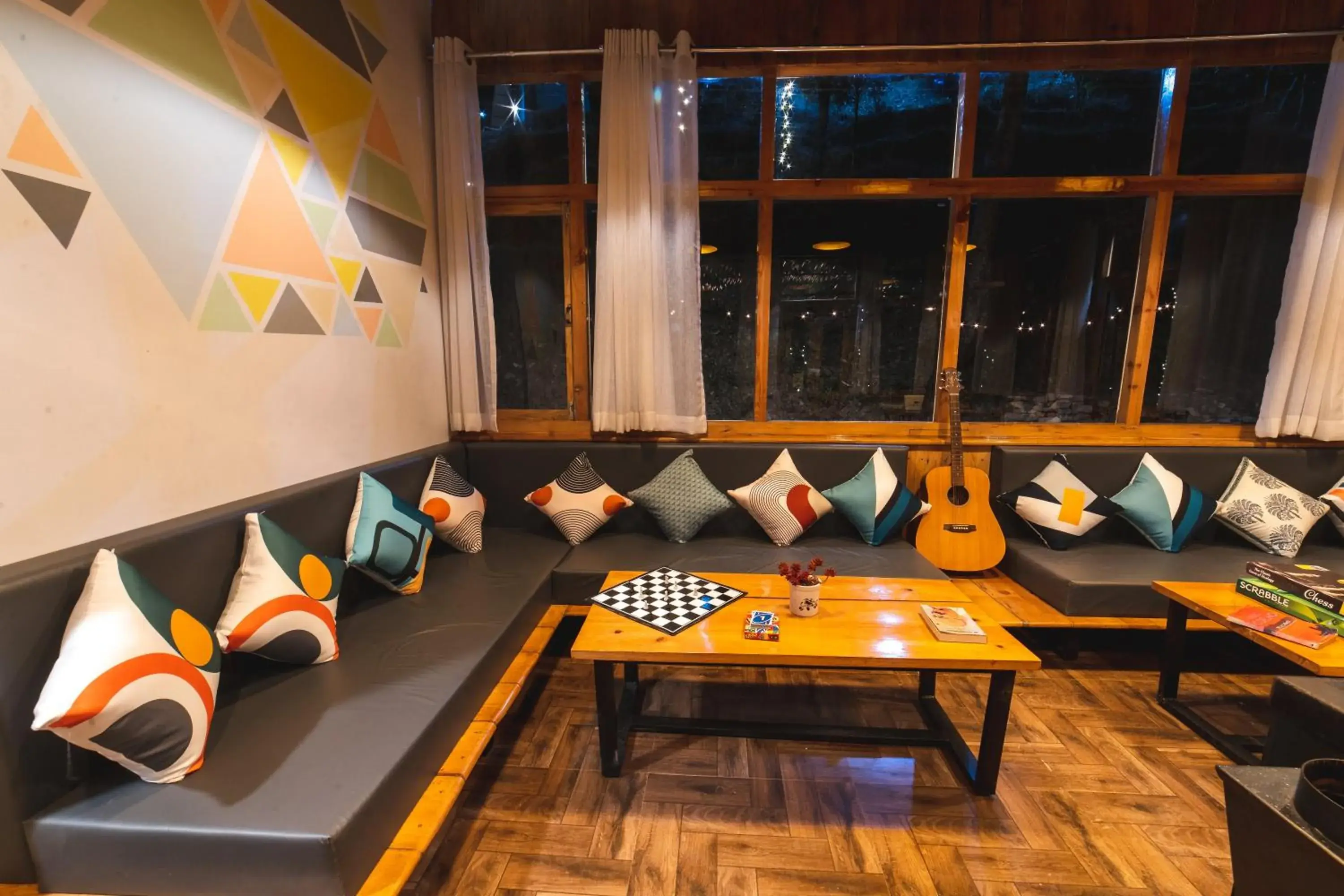 Living room in Zostel Plus Nainital (Naina Range) Living room in Zostel Plus Nainital (Naina Range)