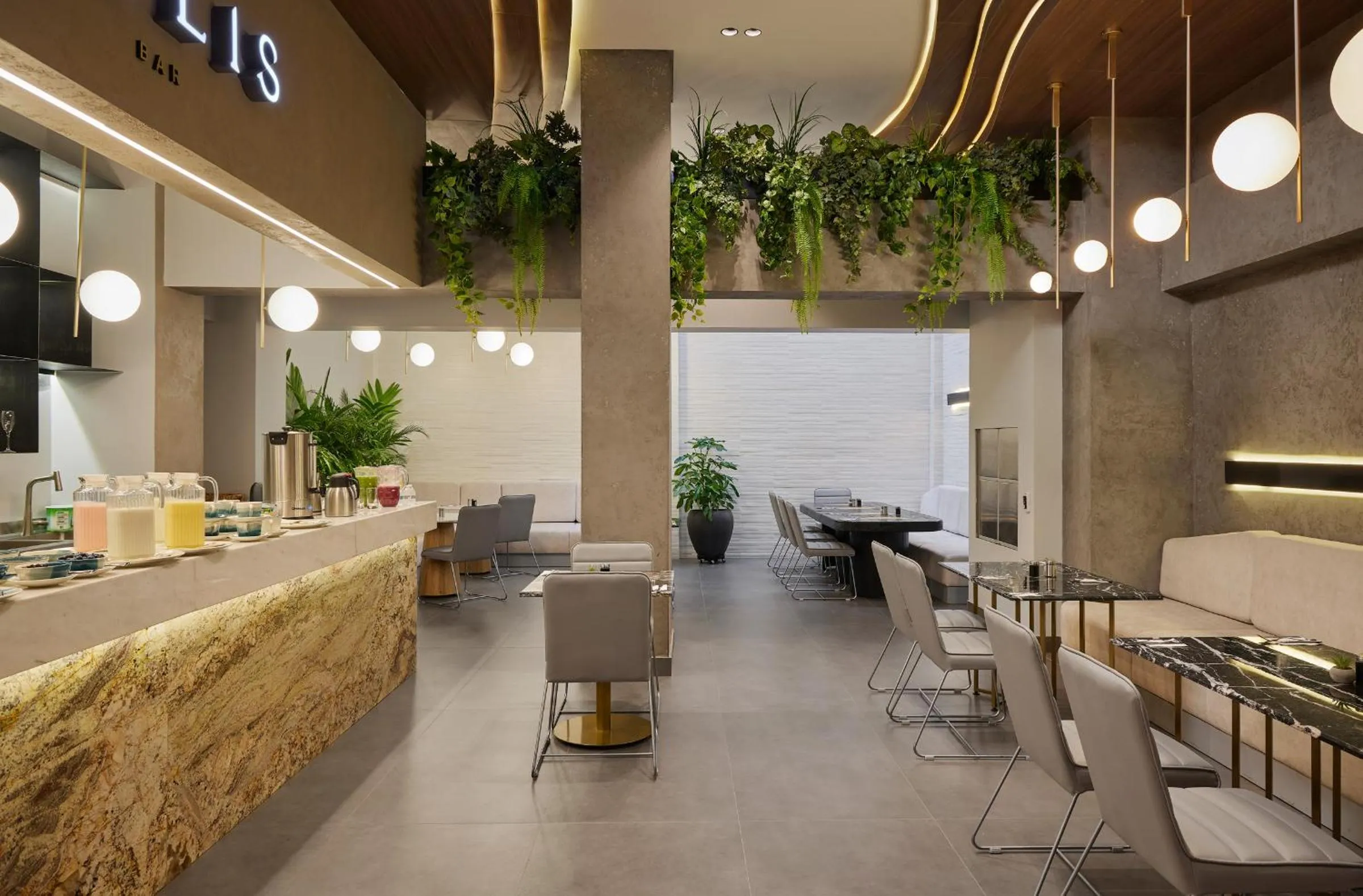 Restaurant/places to eat in Hotel Selis