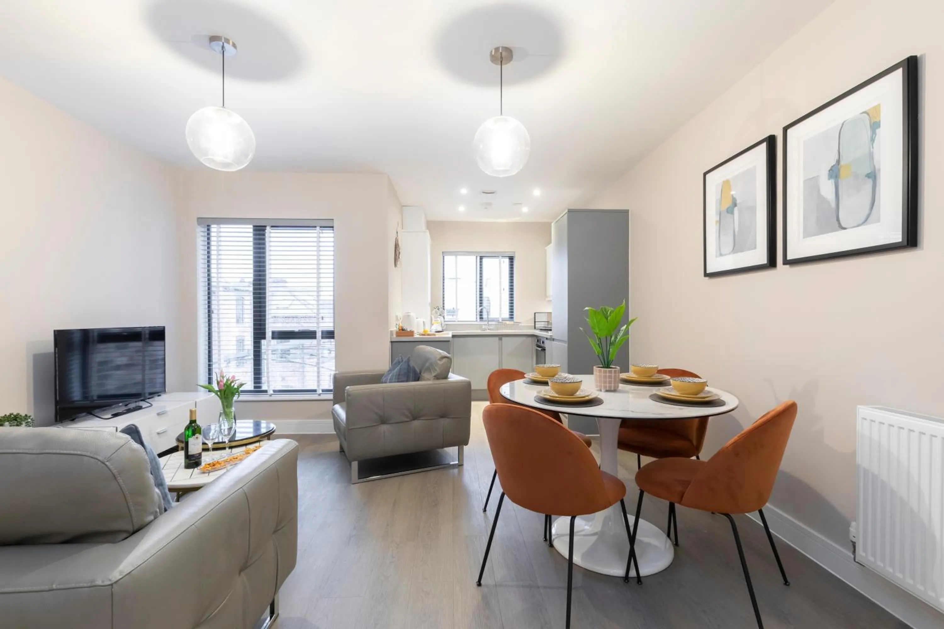 Elliot Oliver - Chic 2 Bedroom Town Centre Apartment