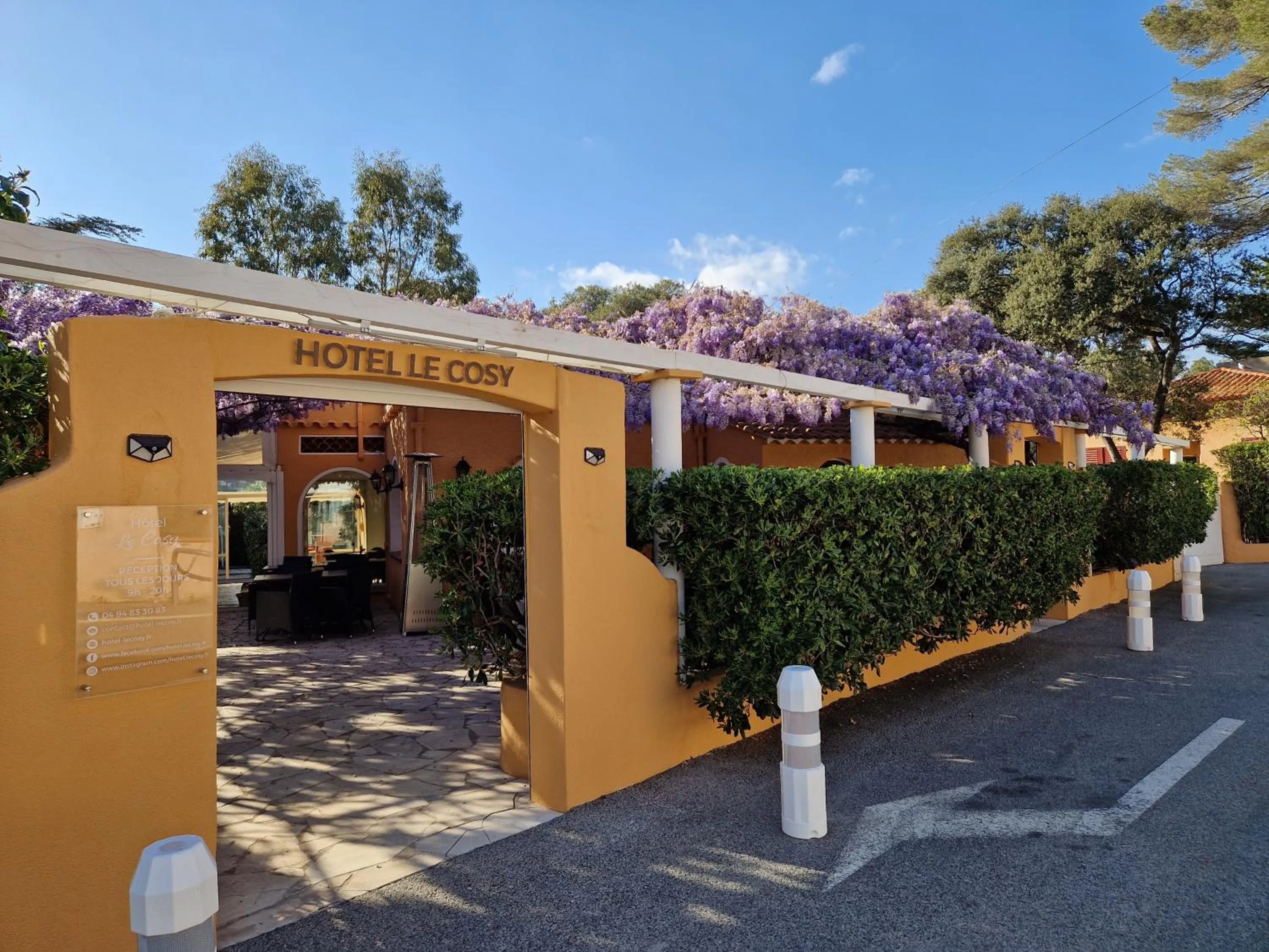 Property building in Le Cosy