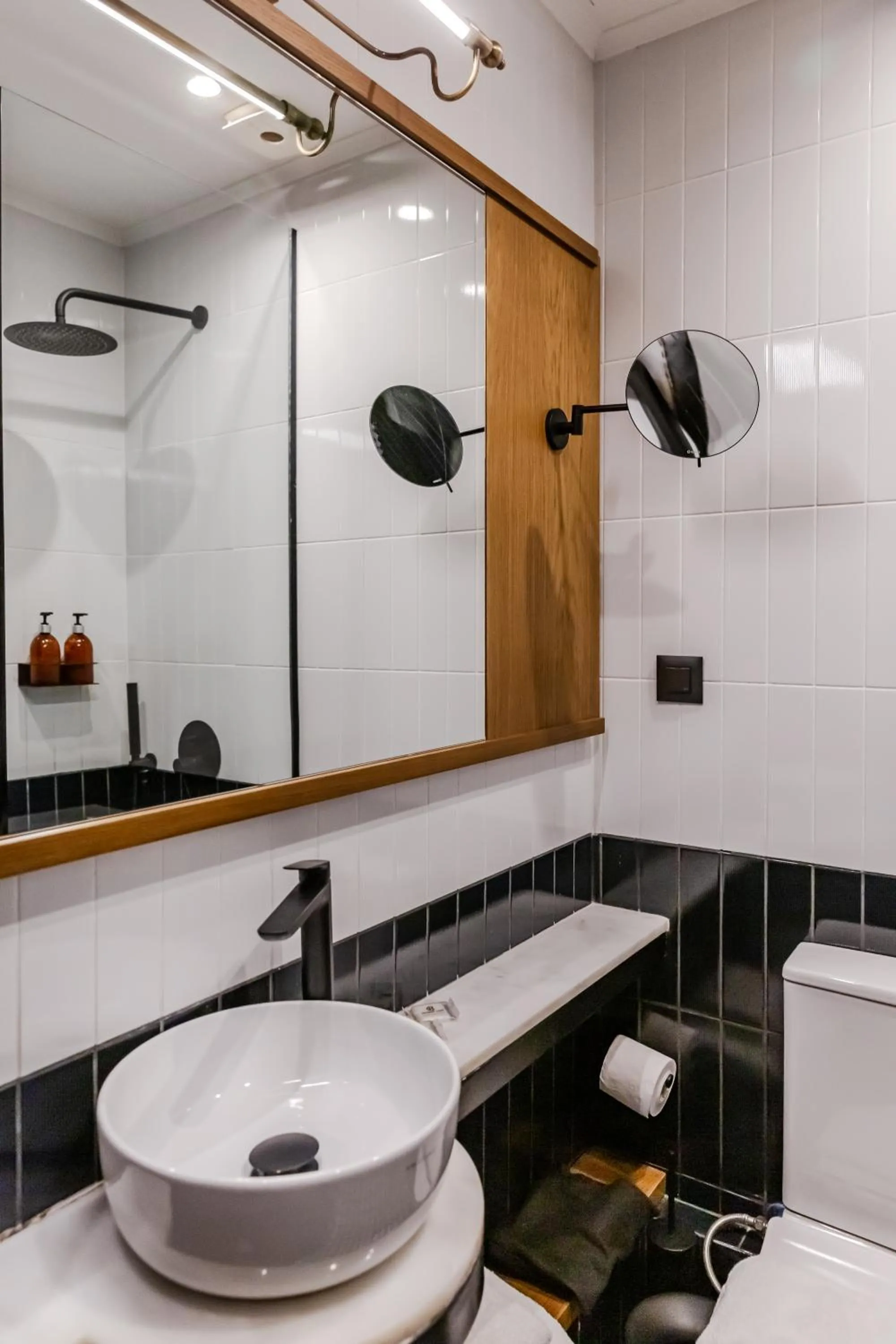 Shower in SoHo Athinas 60