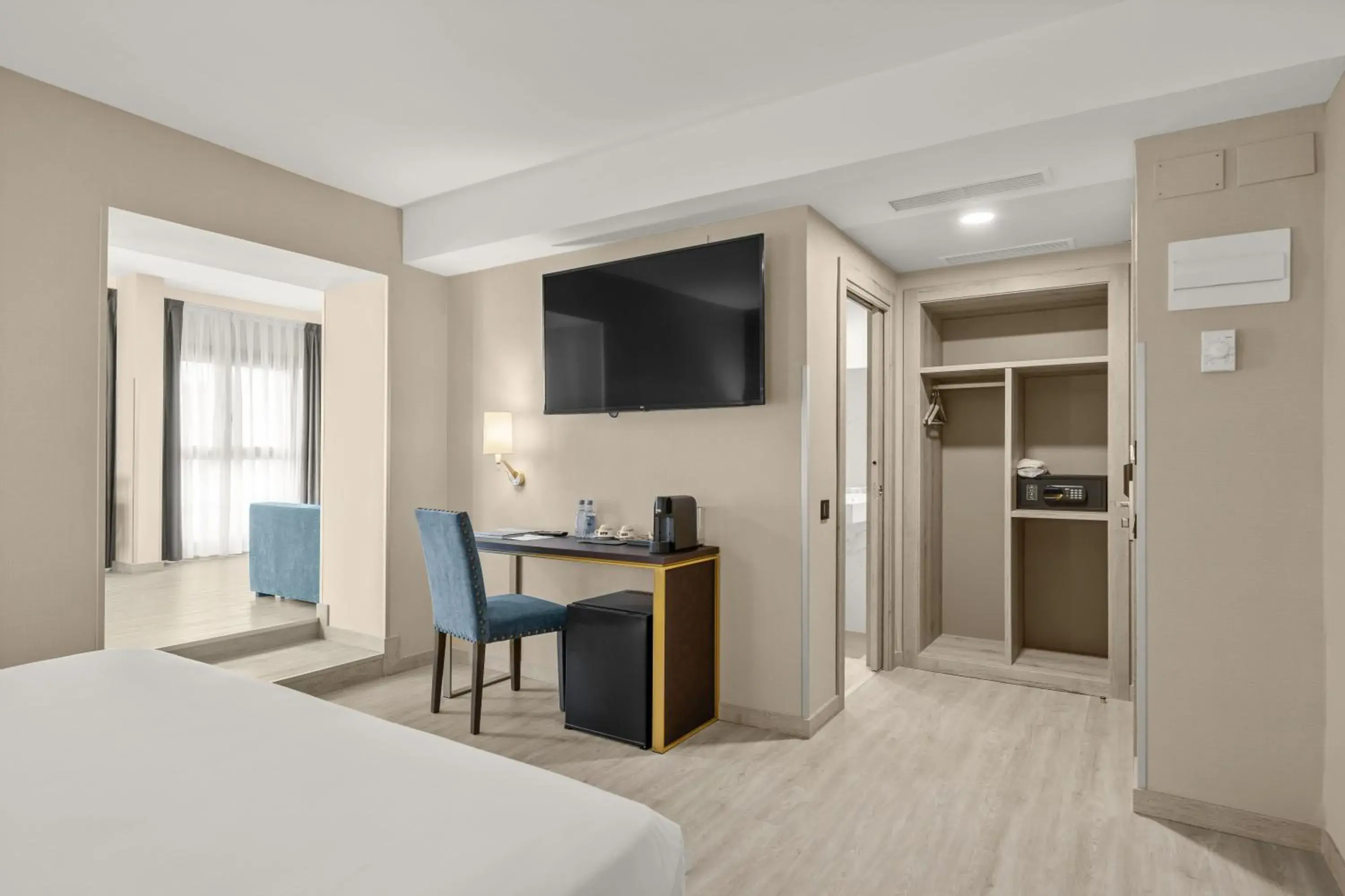 Photo of the whole room, Bed in Hotel Zentral Ramiro I Oviedo Photo of the whole room, Bed in Hotel Zentral Ramiro I Oviedo