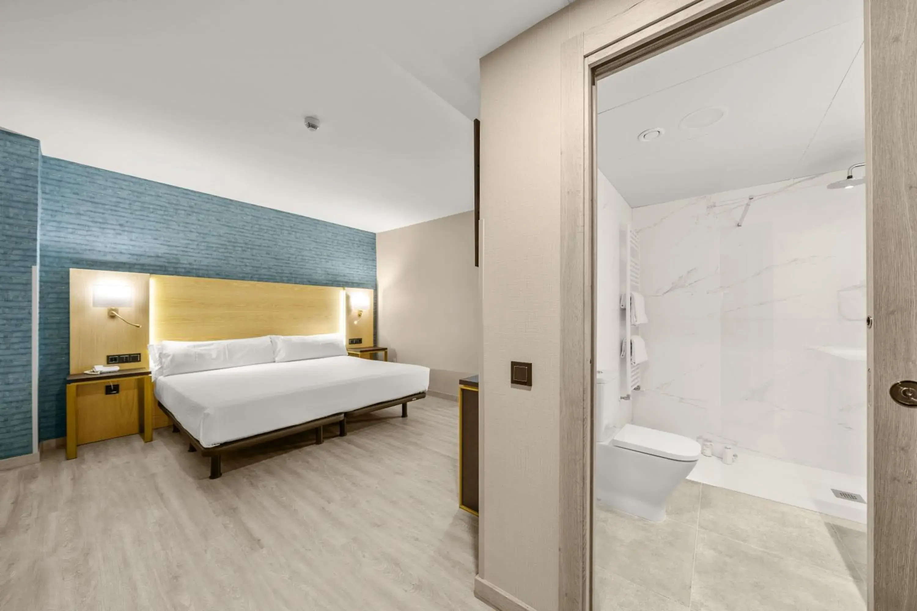 Photo of the whole room, Bed in Hotel Zentral Ramiro I Oviedo Photo of the whole room, Bed in Hotel Zentral Ramiro I Oviedo