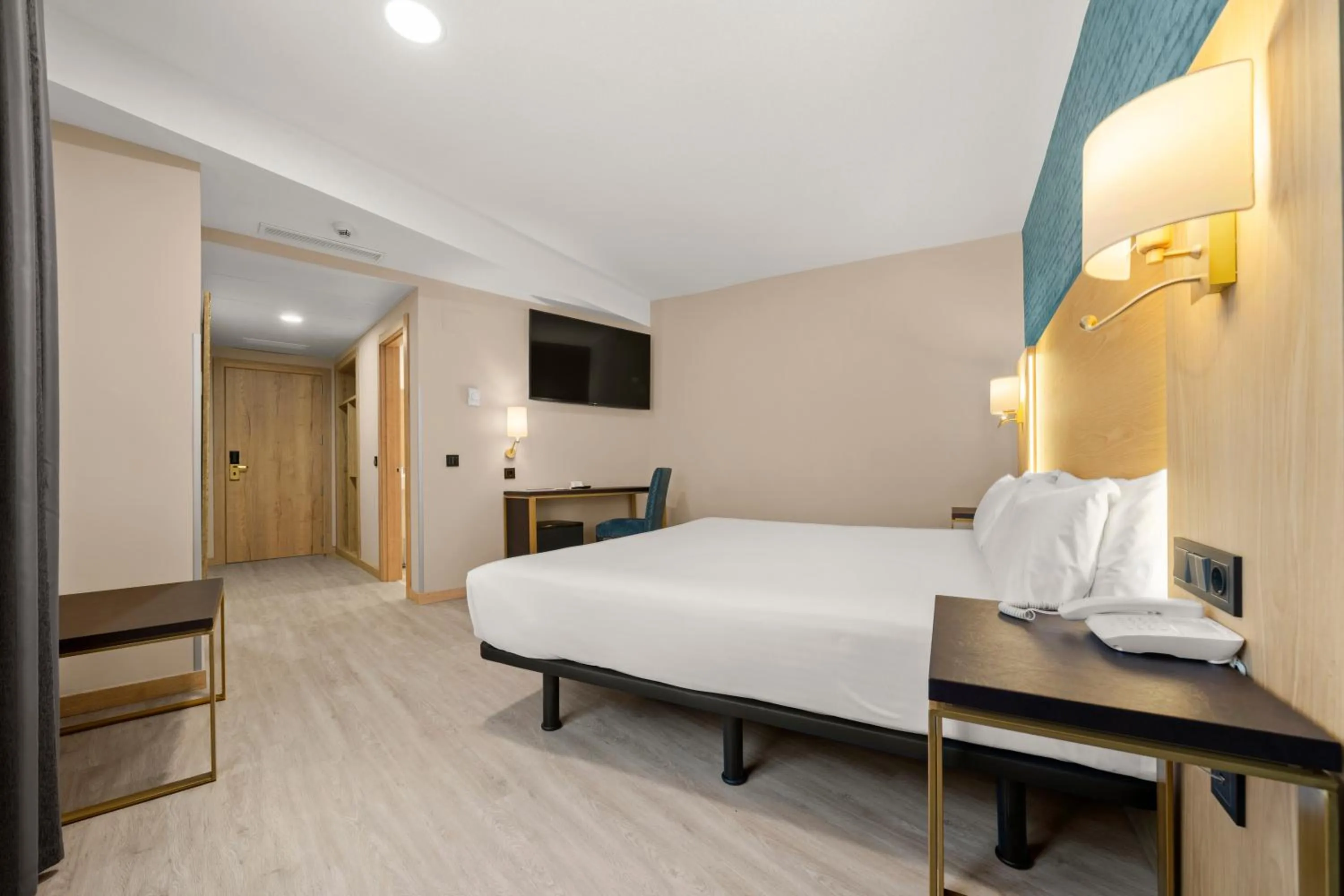 Bedroom, Bed in Hotel Zentral Ramiro I Oviedo