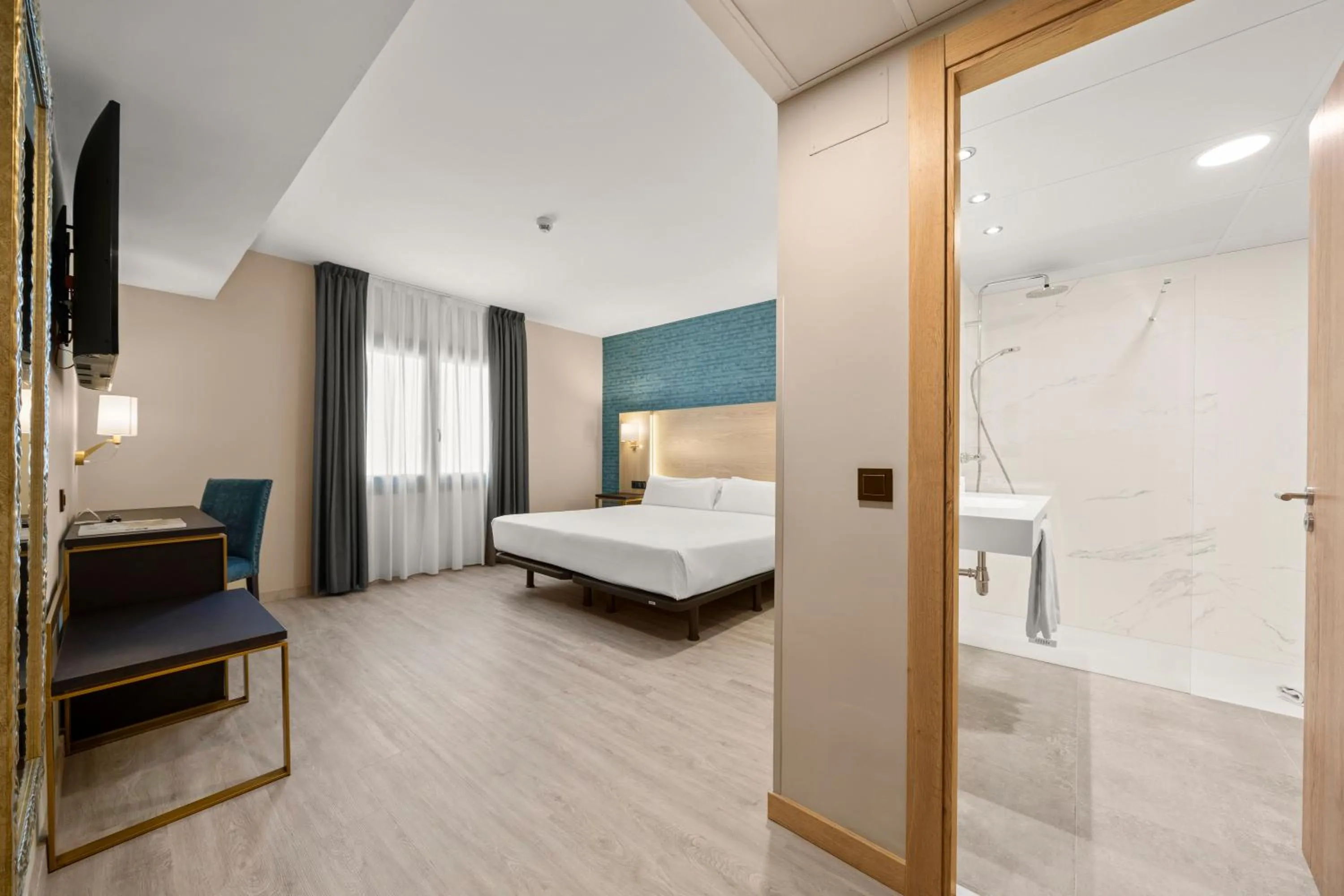 Shower, Bed in Hotel Zentral Ramiro I Oviedo