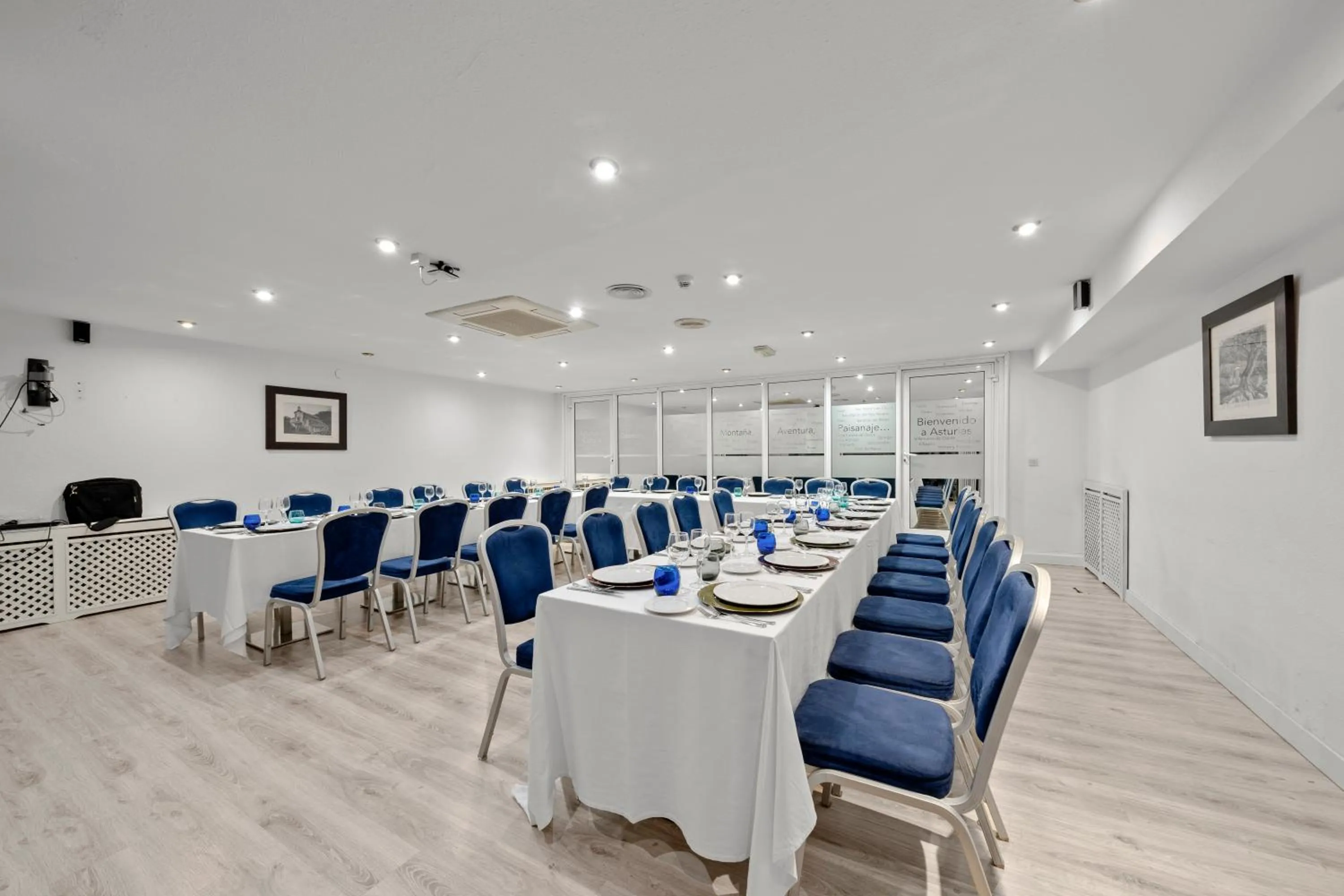 Lounge or bar in Hotel Zentral Ramiro I Oviedo