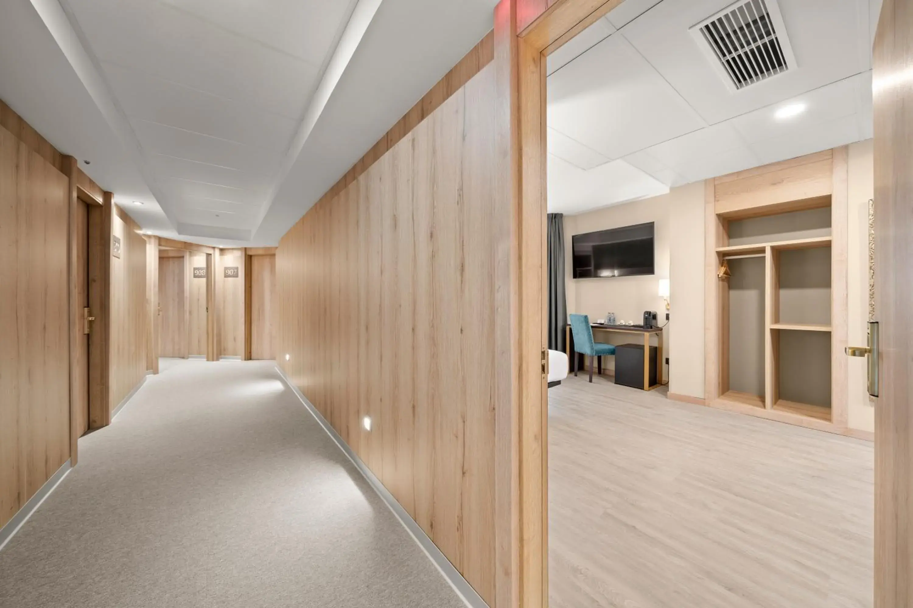 Property building in Hotel Zentral Ramiro I Oviedo Property building in Hotel Zentral Ramiro I Oviedo