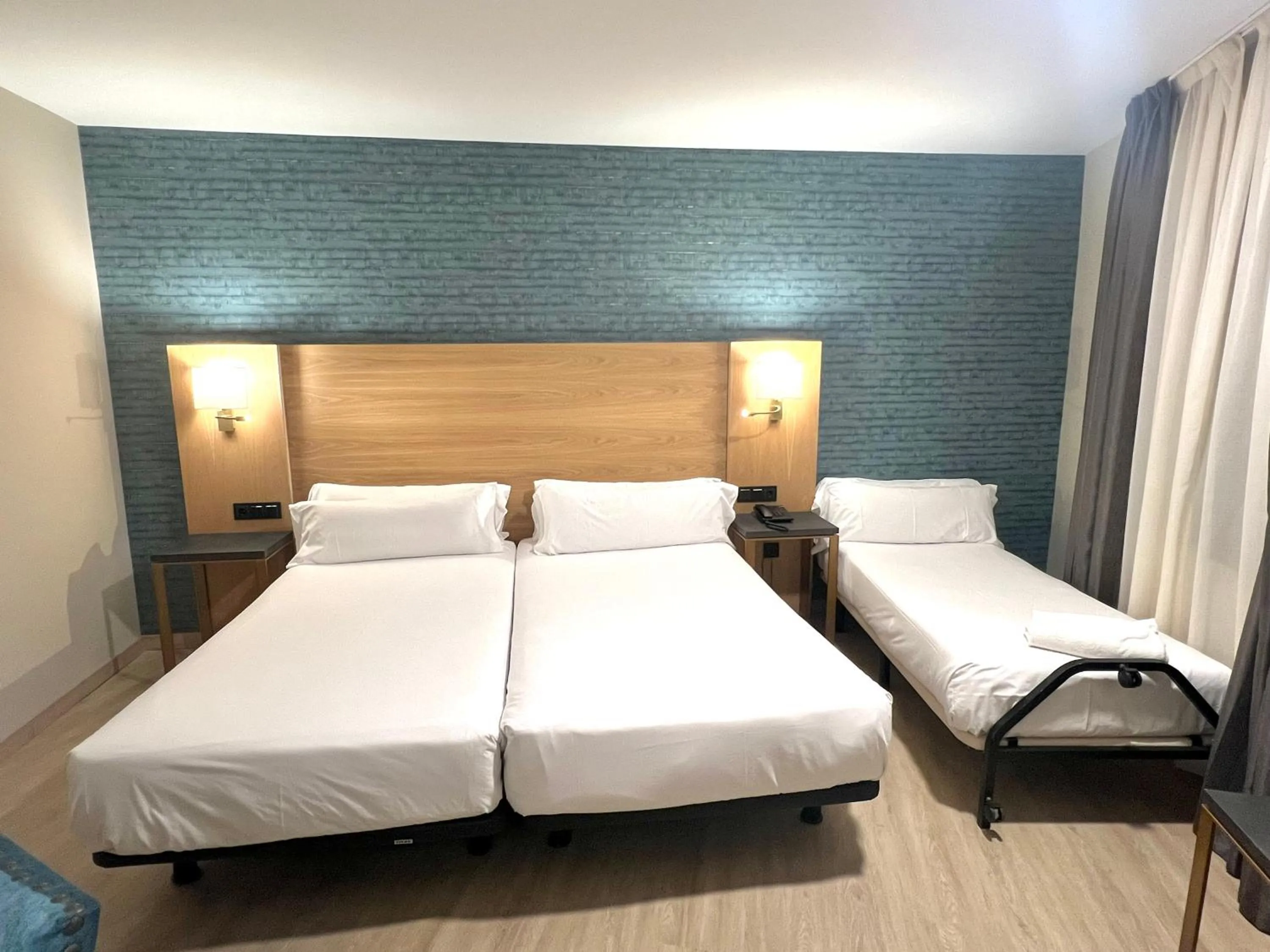 Bedroom, Bed in Hotel Zentral Ramiro I Oviedo