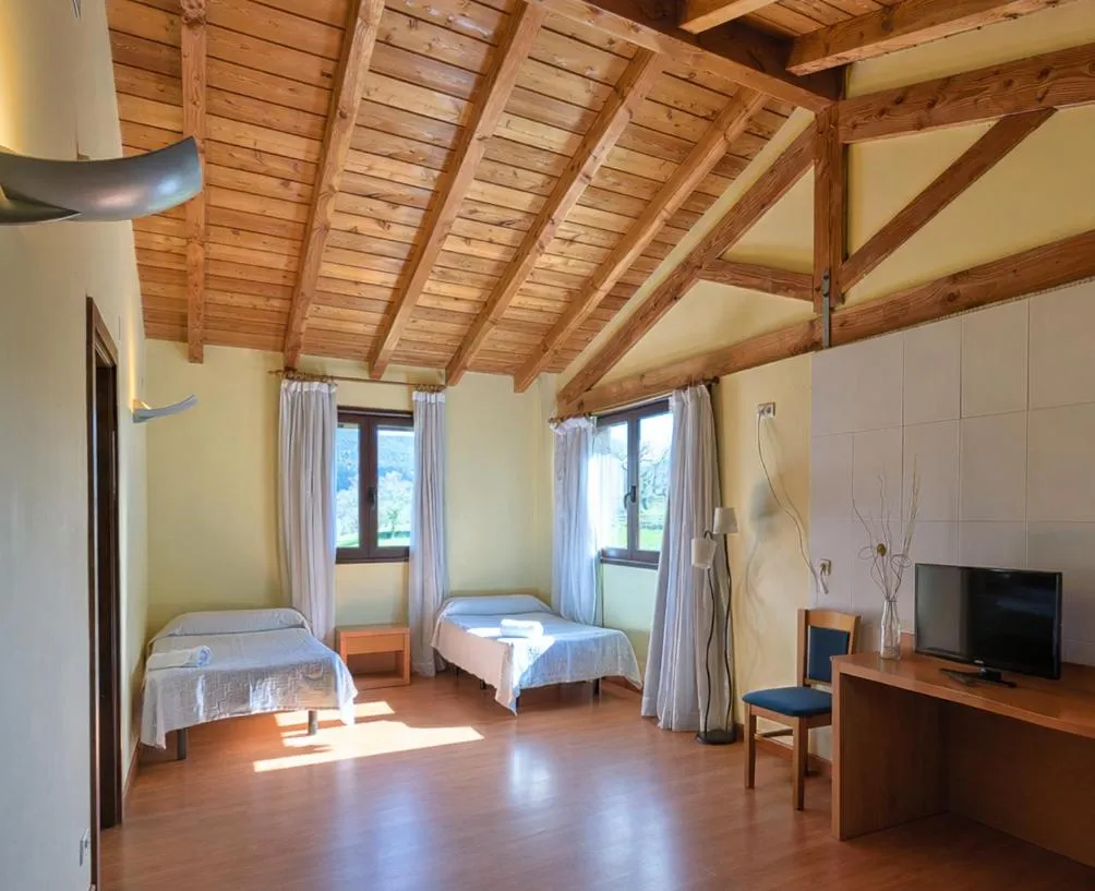 Bedroom, Bed in Hotel Ibaigune