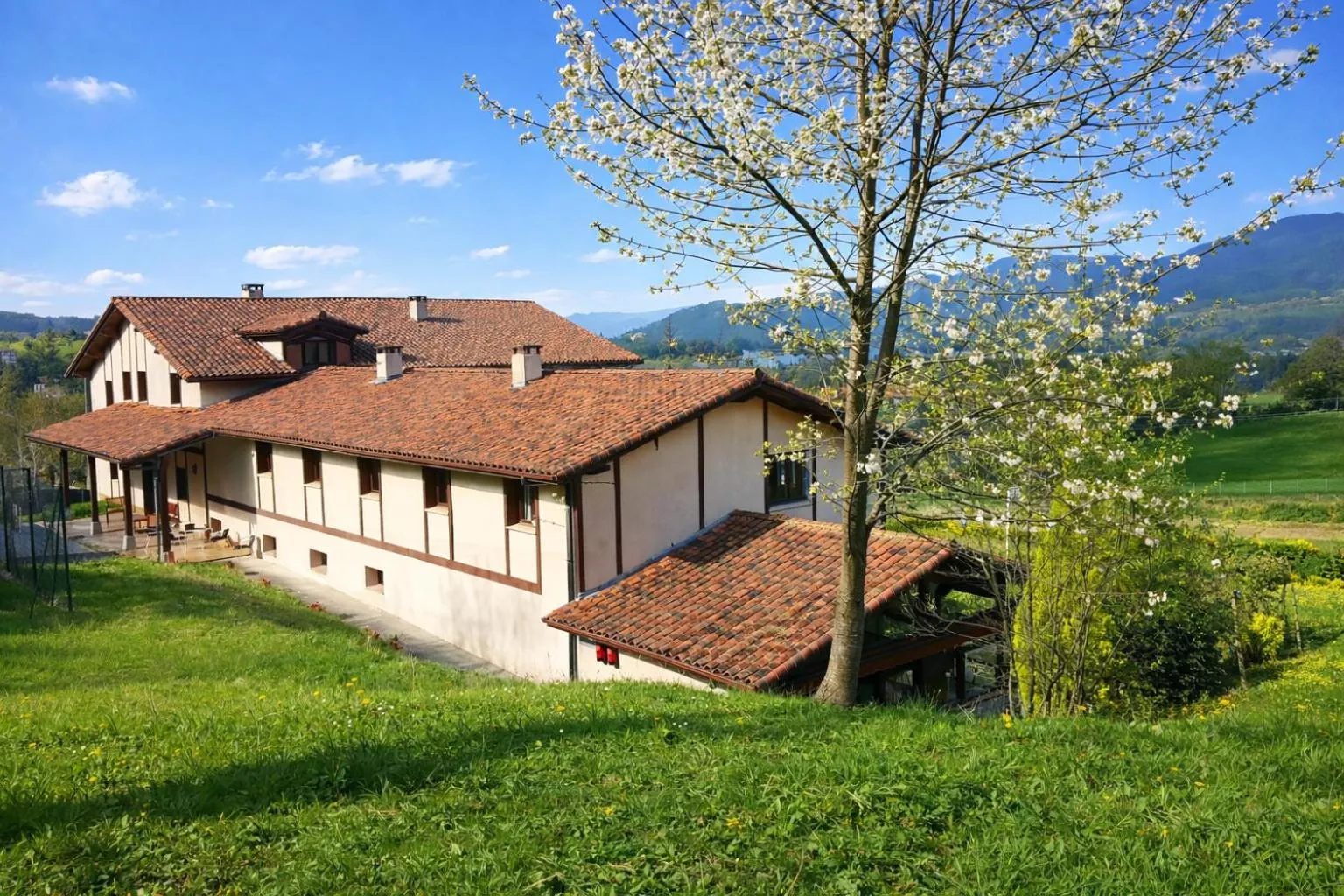 Property building in Hotel Ibaigune