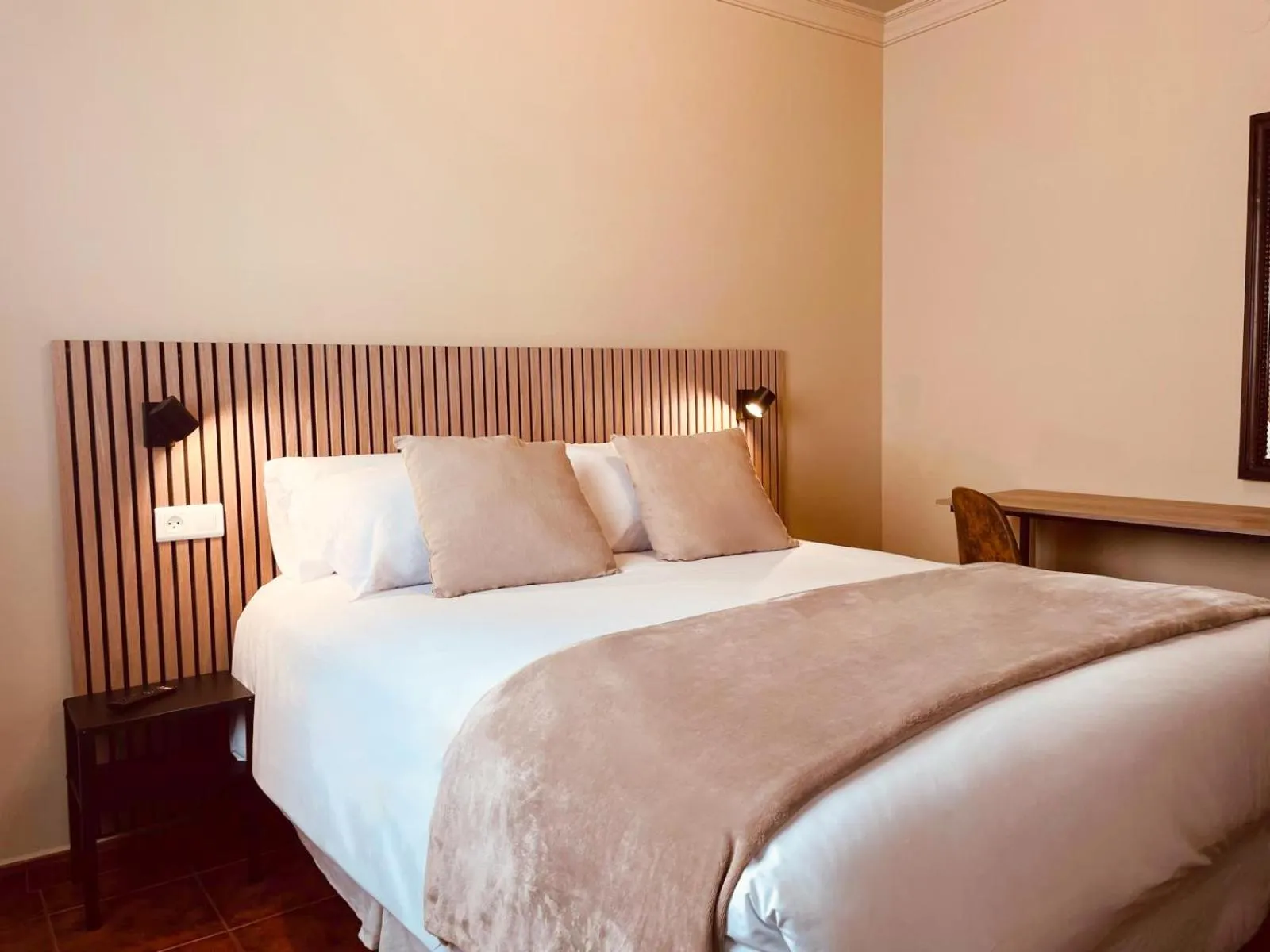 Photo of the whole room, Bed in Hotel San Francisco