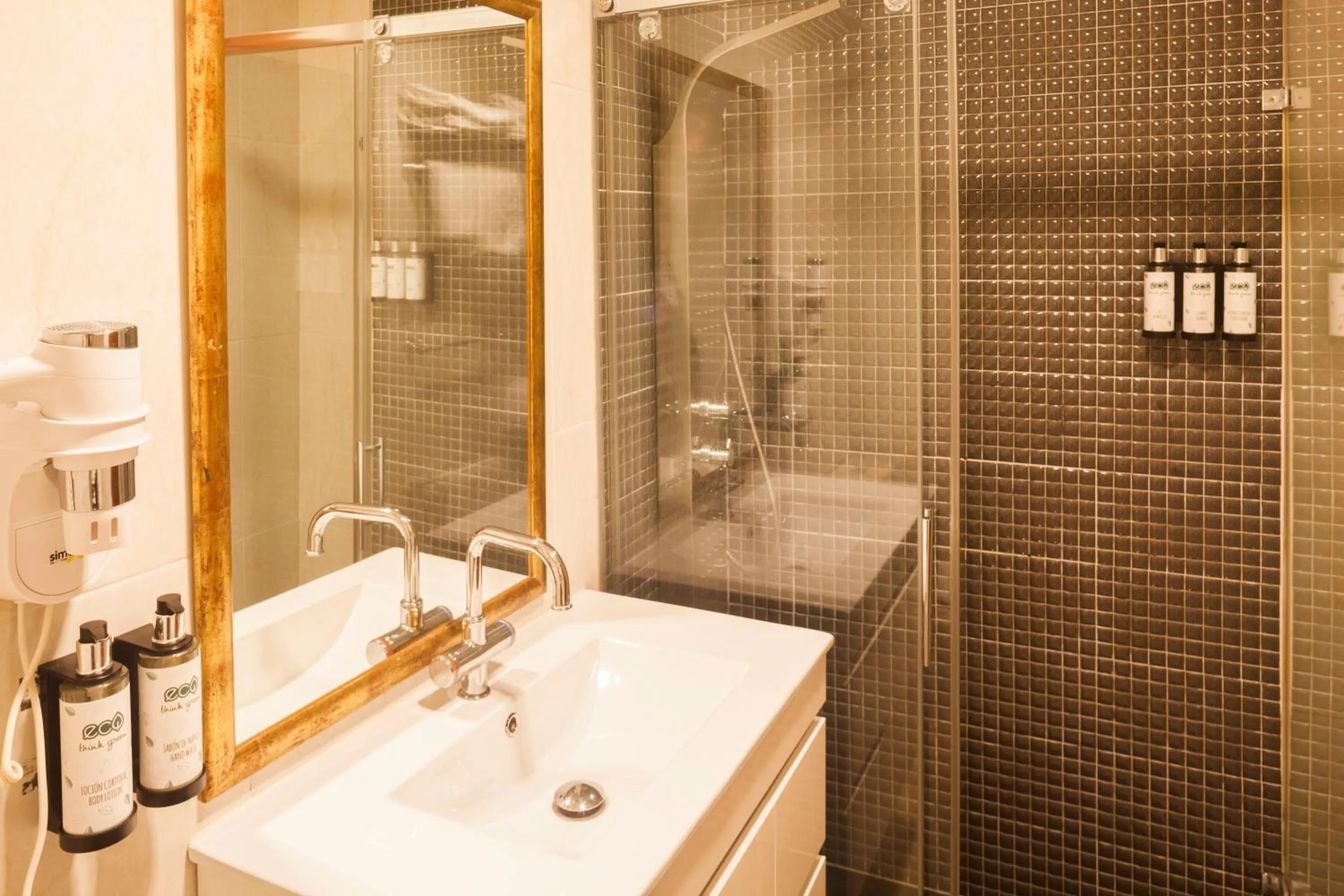 Shower in Apartamentos Abril