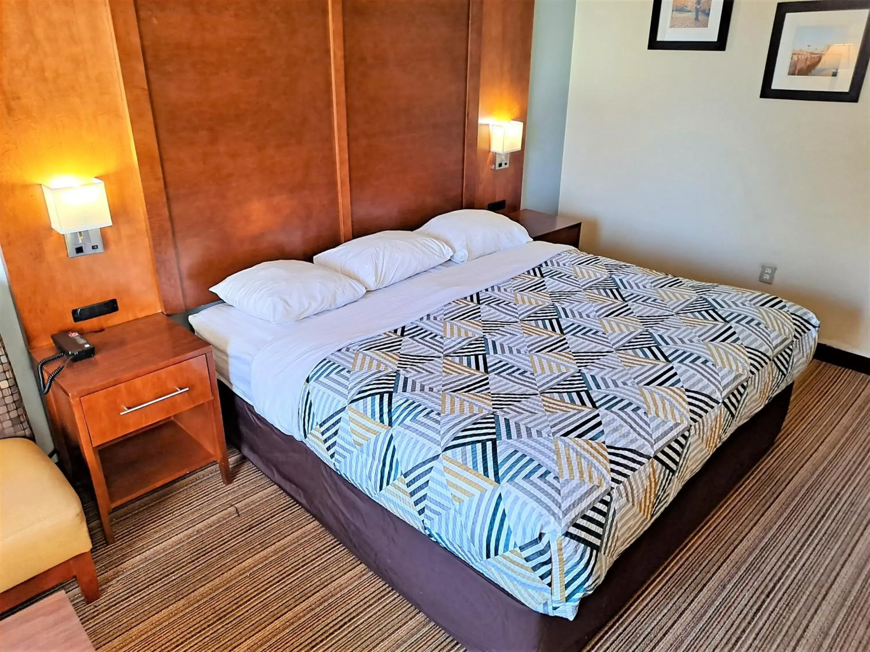 Deluxe King Room - Non-Smoking in Suites Catonsville MD Baltimore West Deluxe King Room - Non-Smoking in Suites Catonsville MD Baltimore West