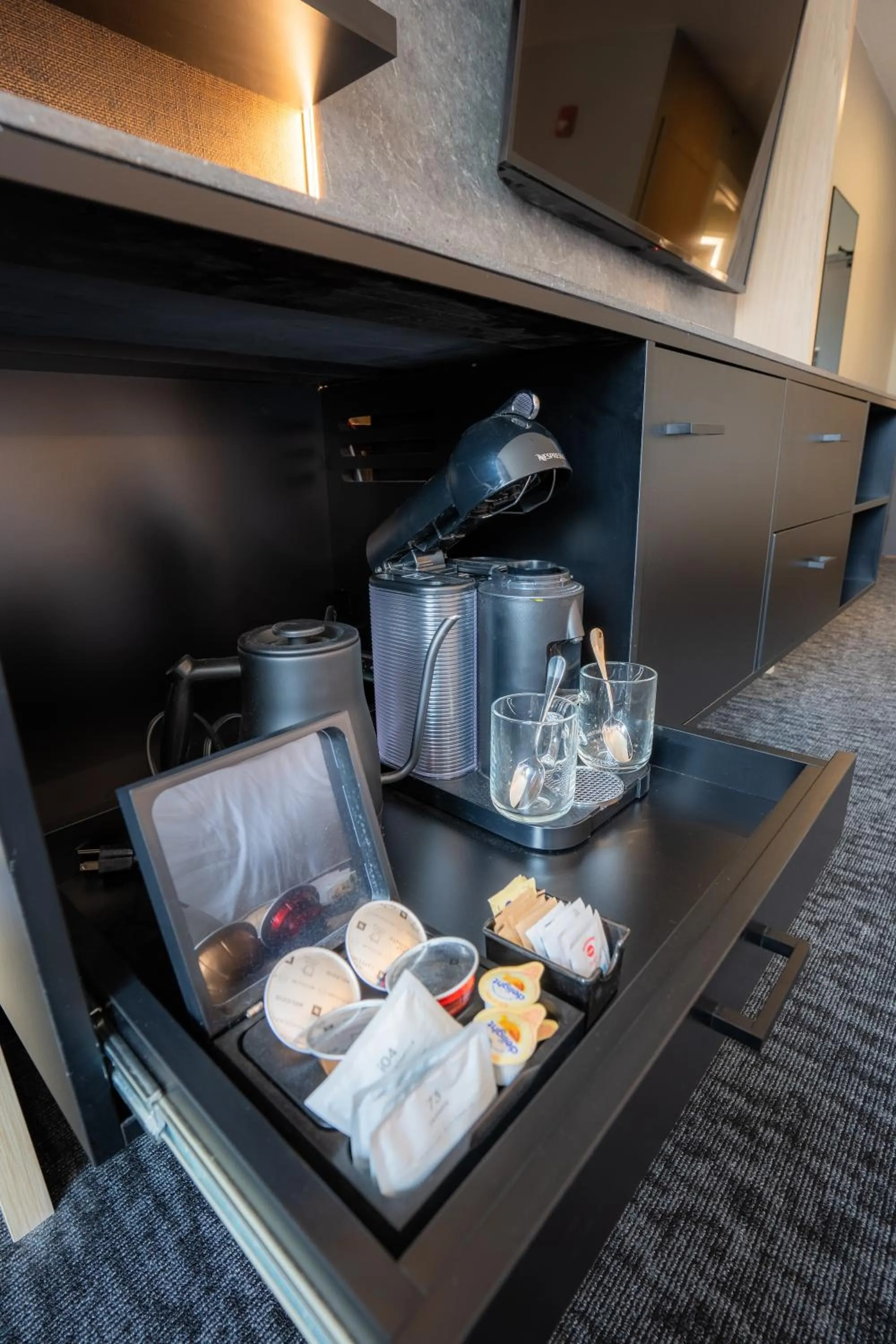 Coffee/tea facilities in Everwild Canmore Hotel