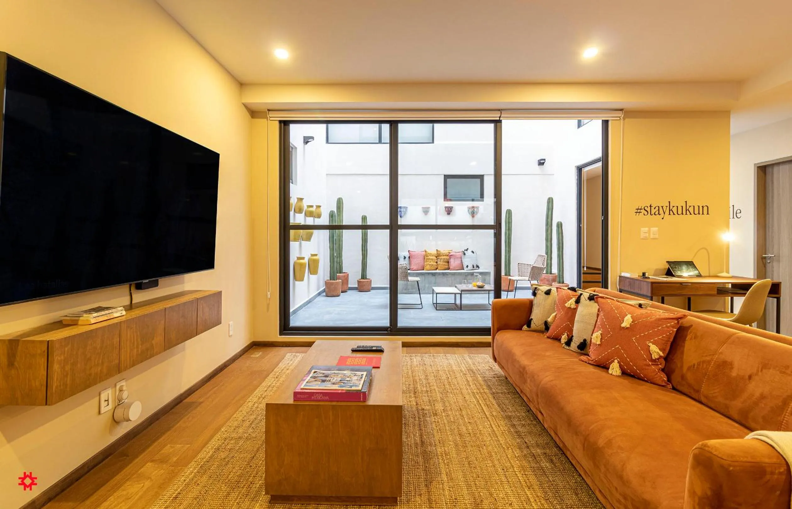 Communal lounge/ TV room in Casa Colima by Kukun