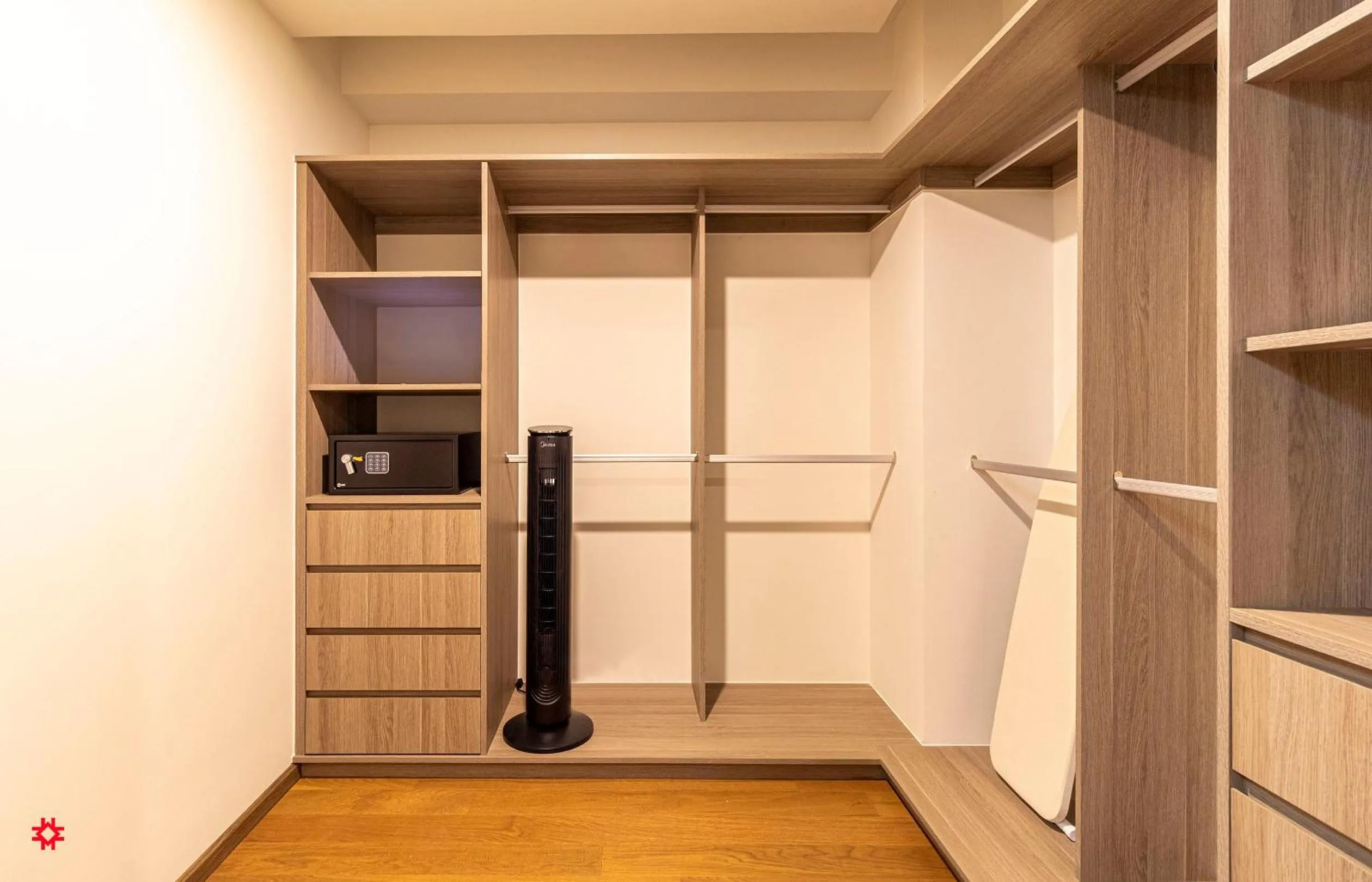 wardrobe in Casa Colima by Kukun