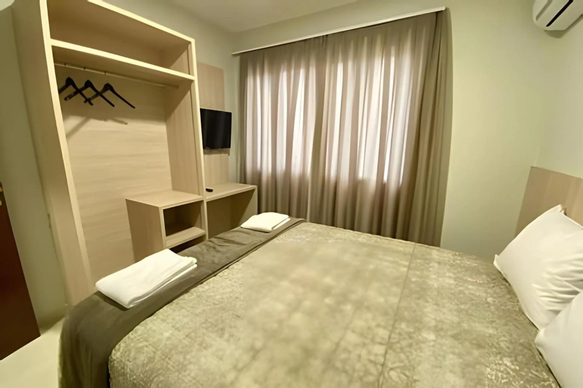 Toilet, Bed in Edifício Shalfa