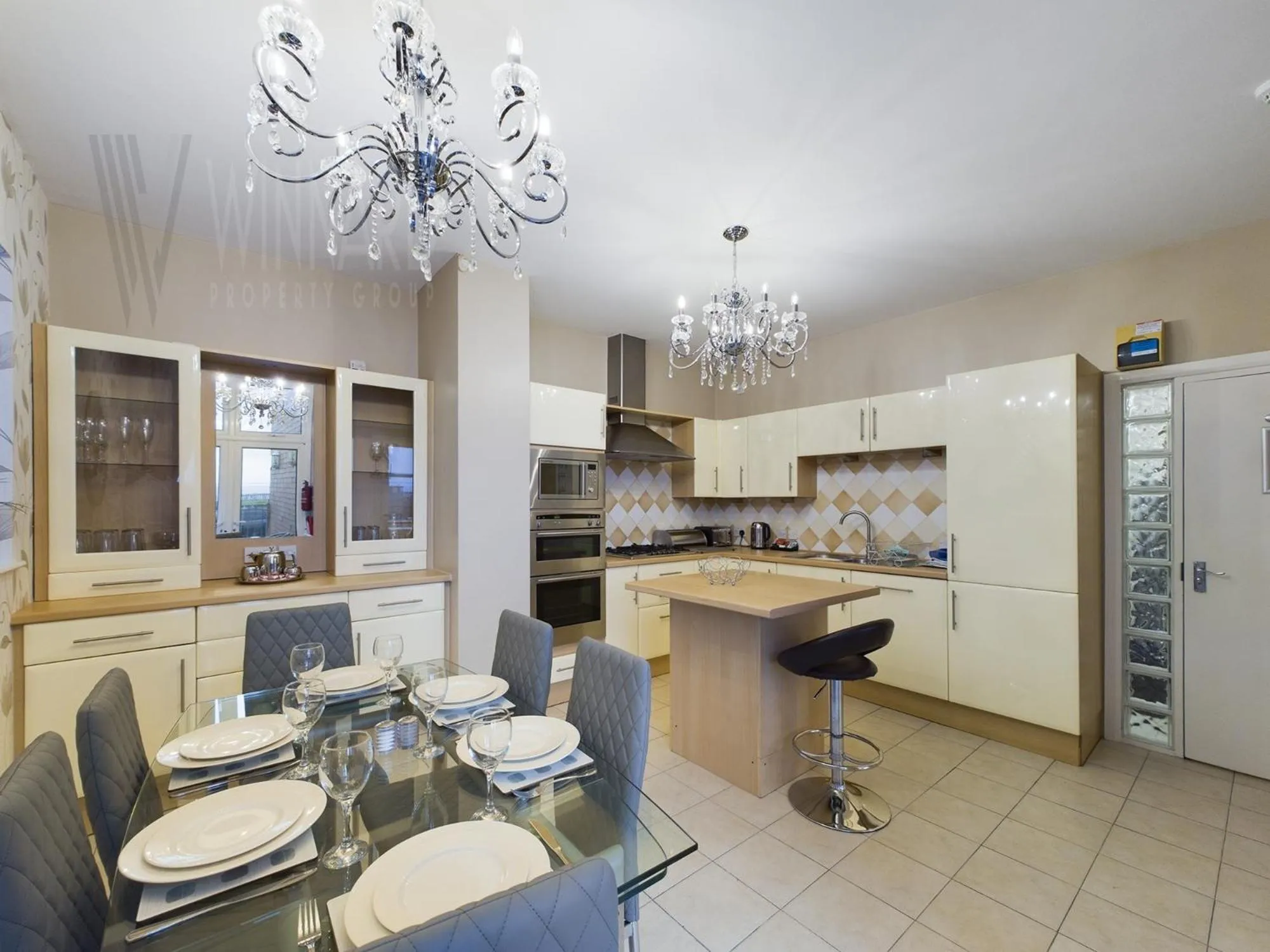 Kitchen or kitchenette in The Beach House, Luxury Apartments