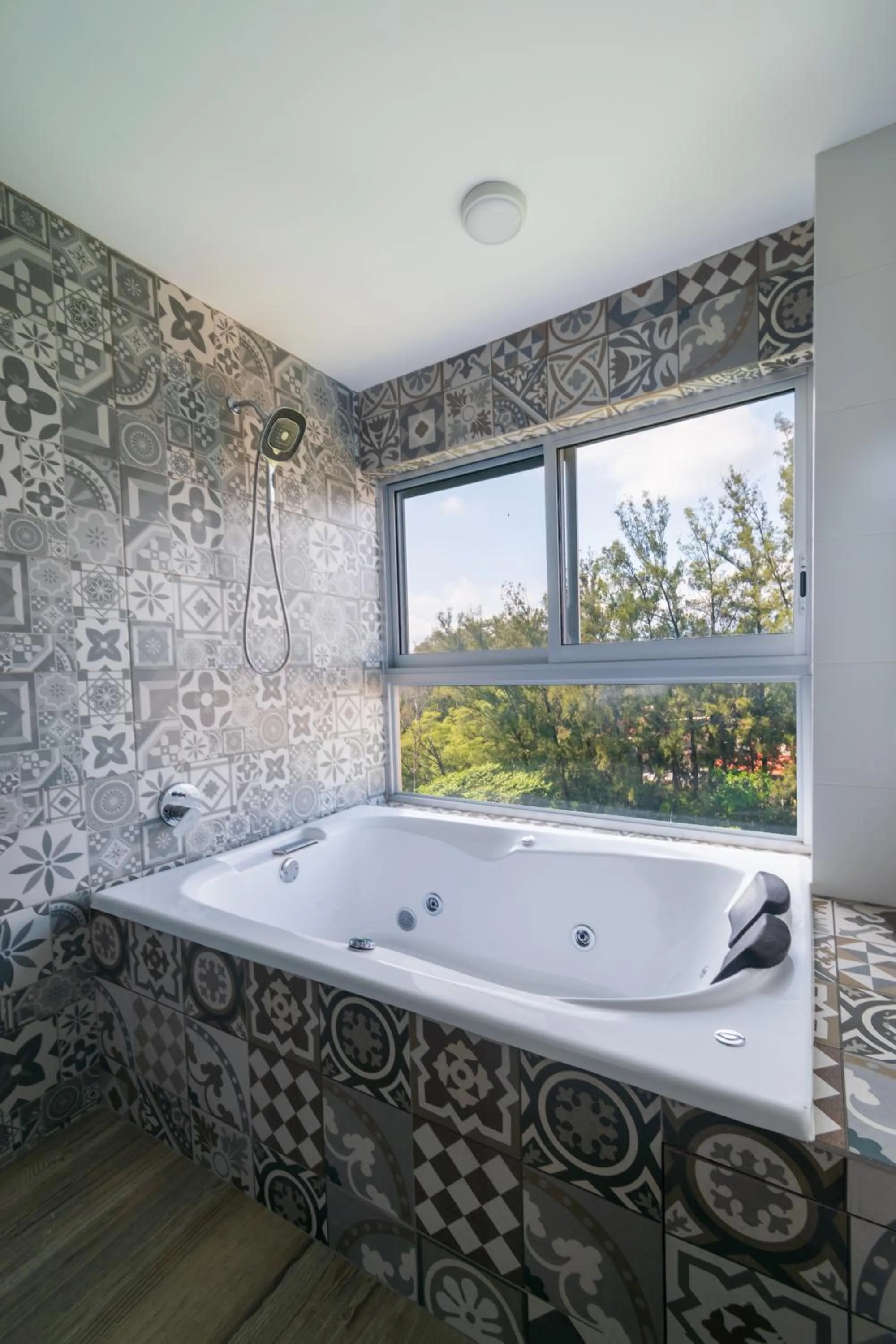 Hot Tub in Hotel Balcón del Parque