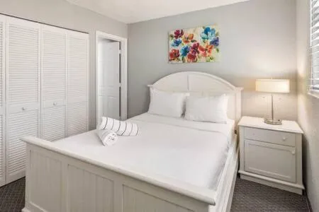 Bed in NEW Grenada Suite - Parking Pool & Pets 209