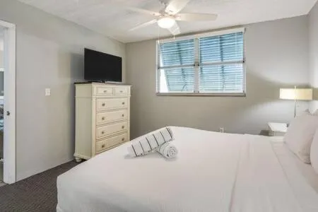 Bed in NEW Grenada Suite - Parking Pool & Pets 209