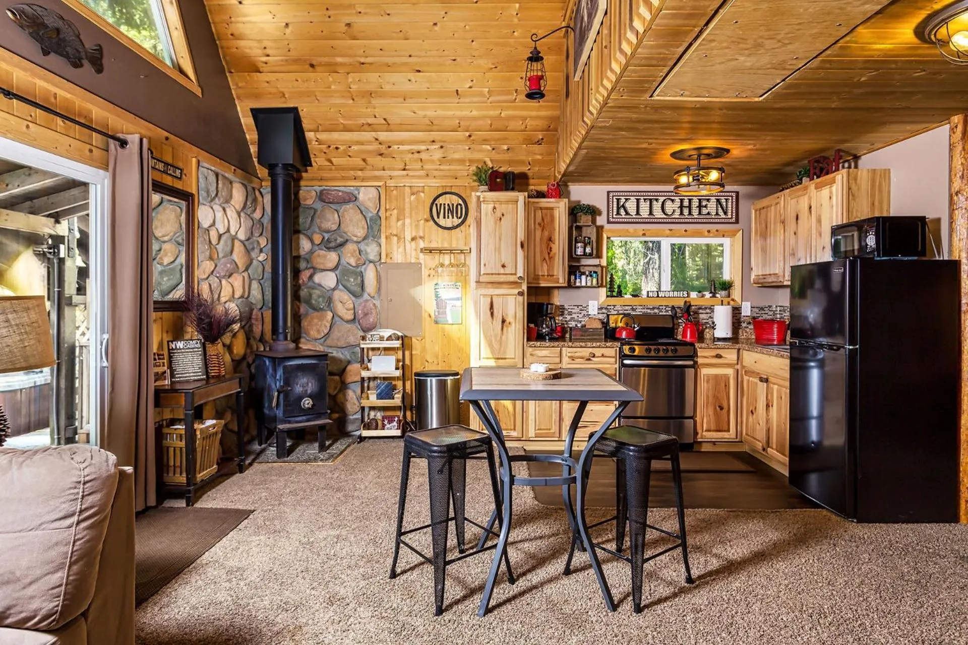 Dining area in Camp David by NW Comfy Cabins
