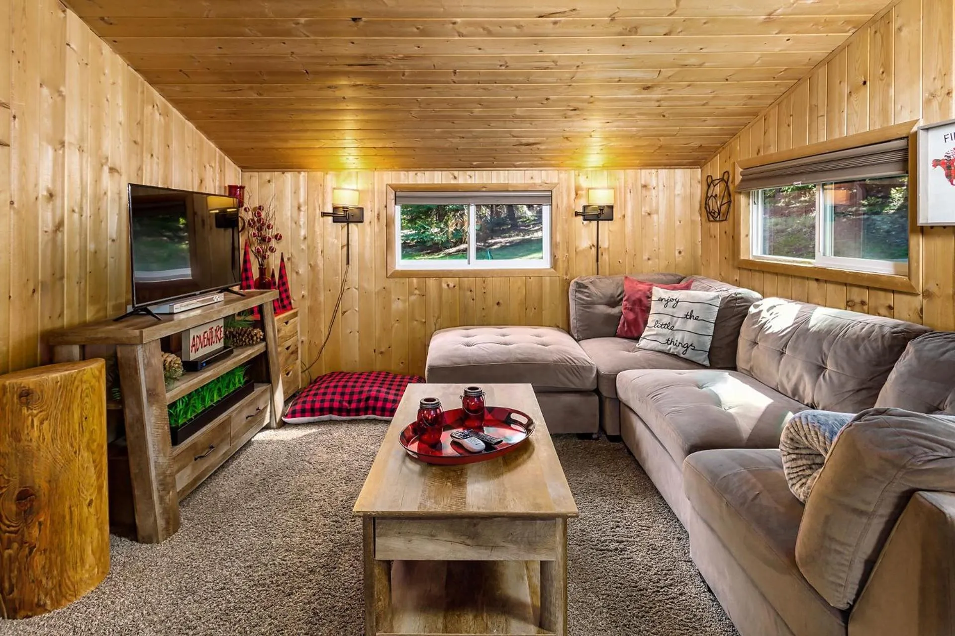 Living room in Camp David by NW Comfy Cabins