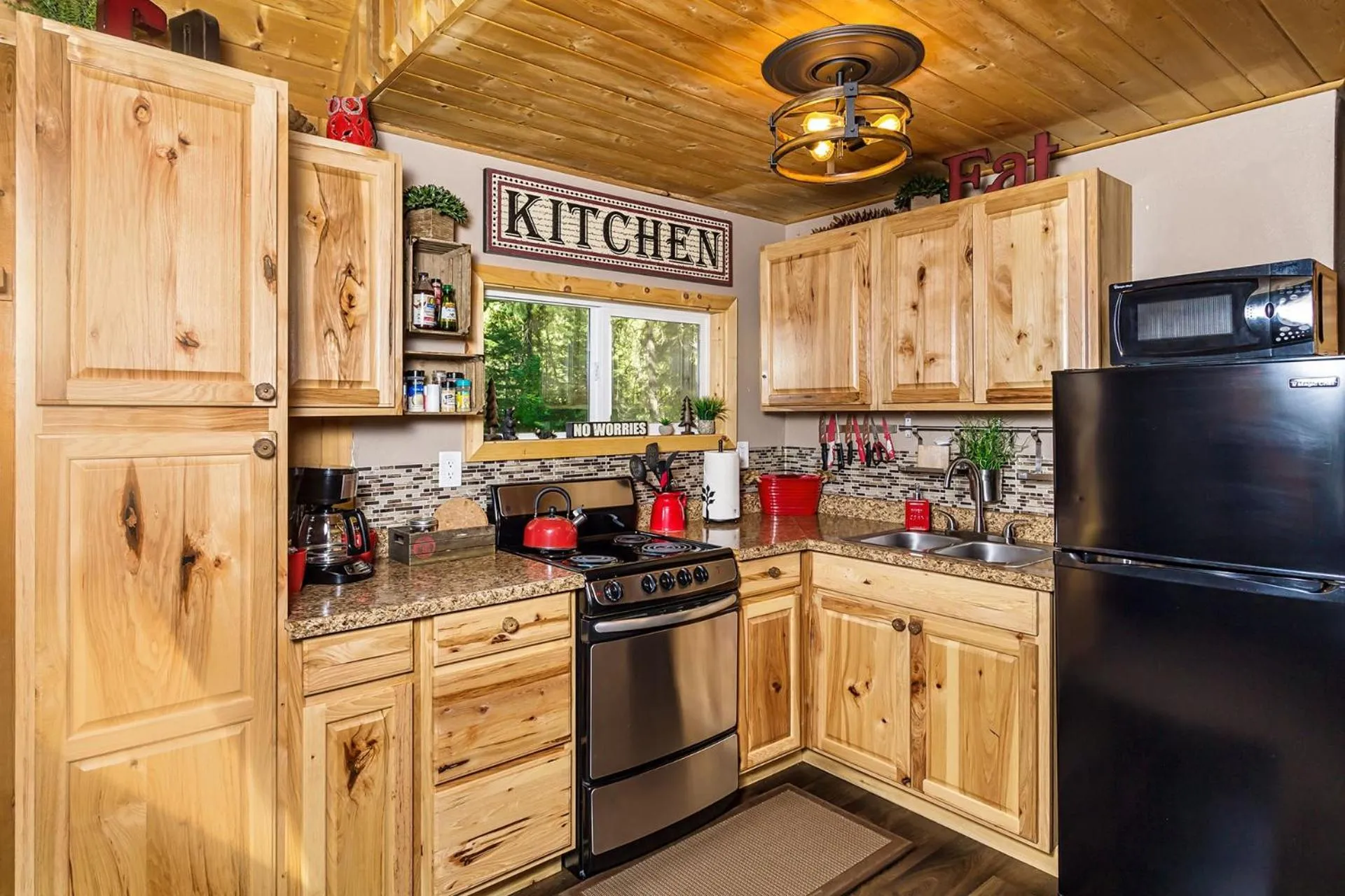 Kitchen or kitchenette in Camp David by NW Comfy Cabins