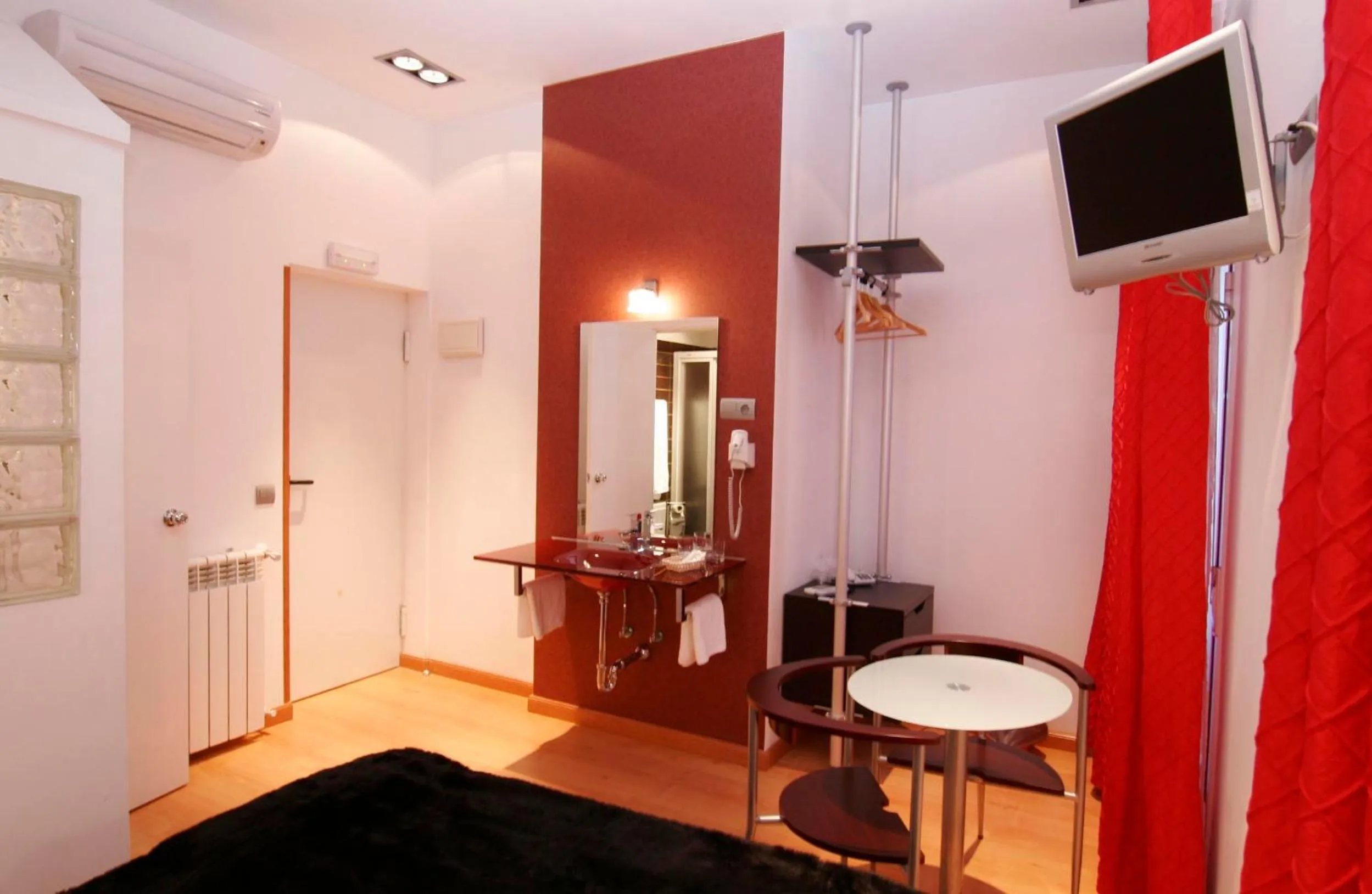 TV and multimedia in Hostal Santo Domingo