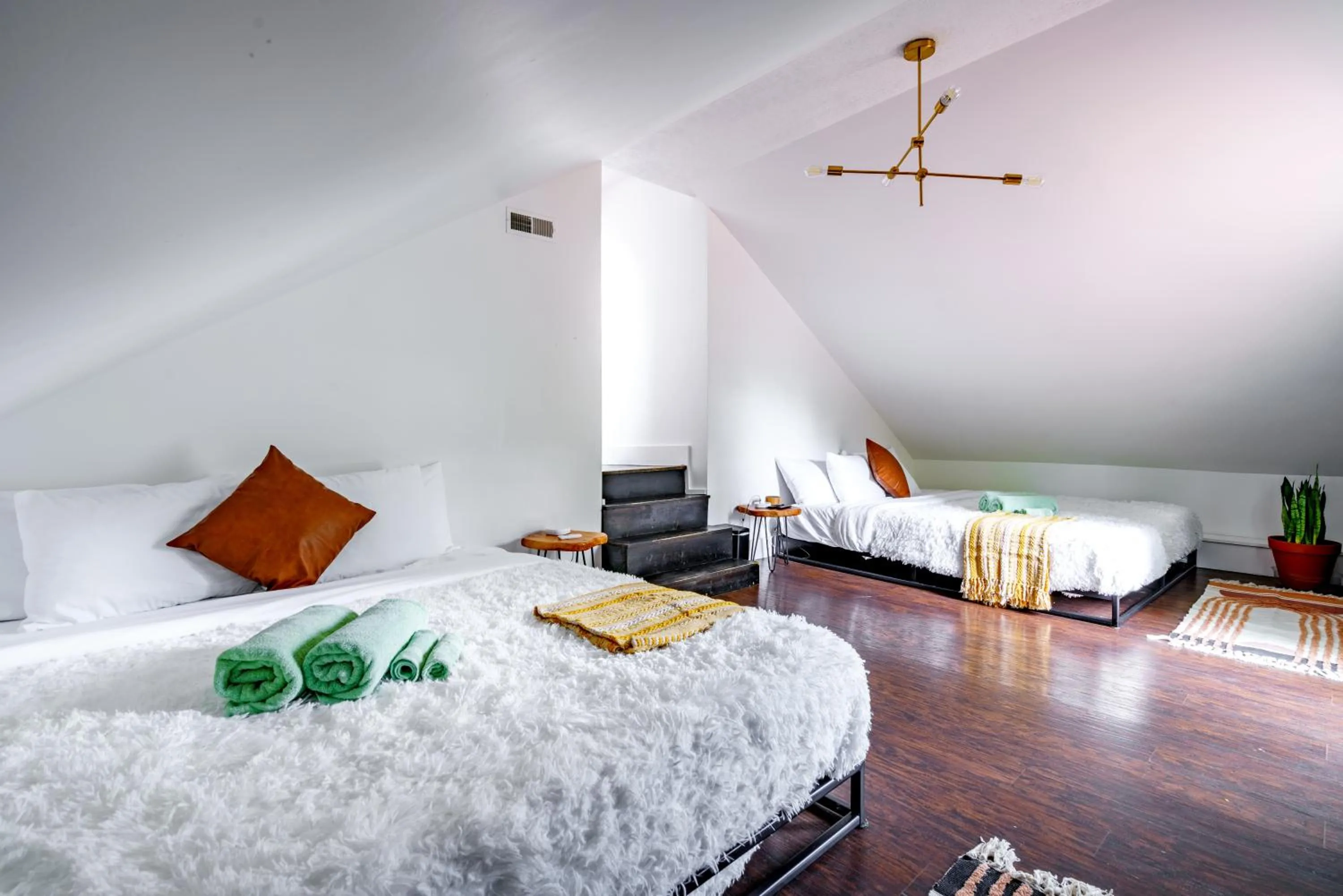 Bed in Jungle House Luxury Stays - Downtown Chillicothe