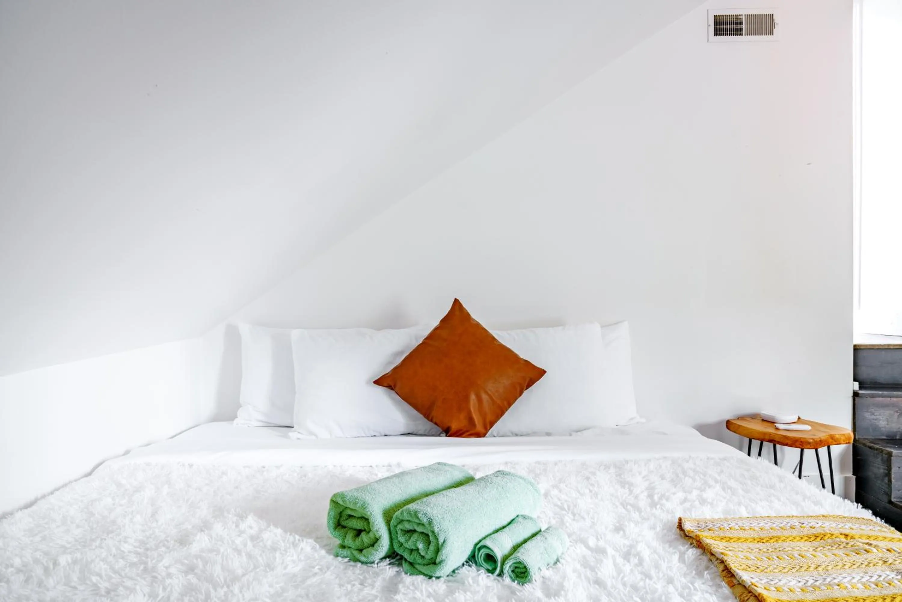 Bed in Jungle House Luxury Stays - Downtown Chillicothe