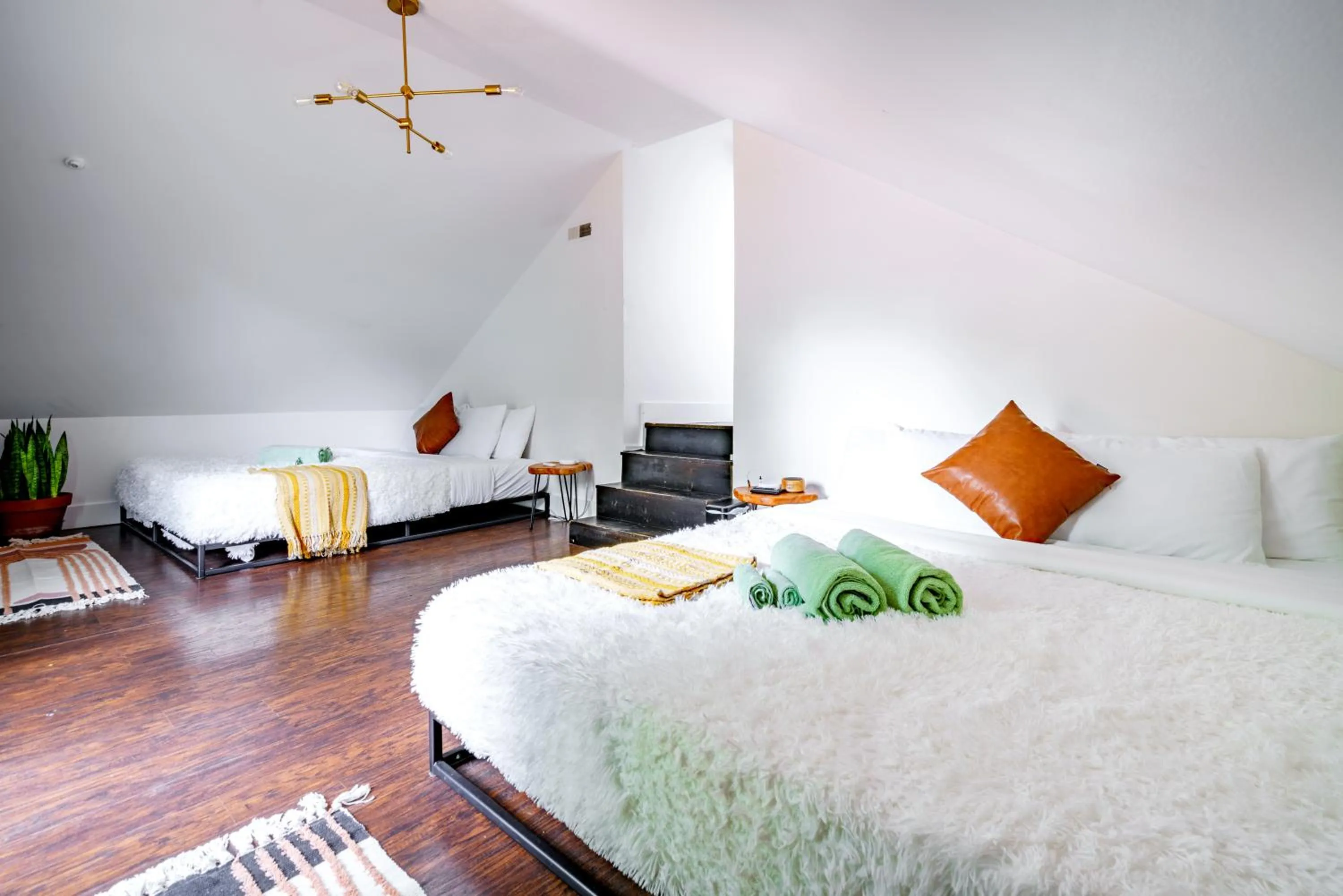 Bed in Jungle House Luxury Stays - Downtown Chillicothe