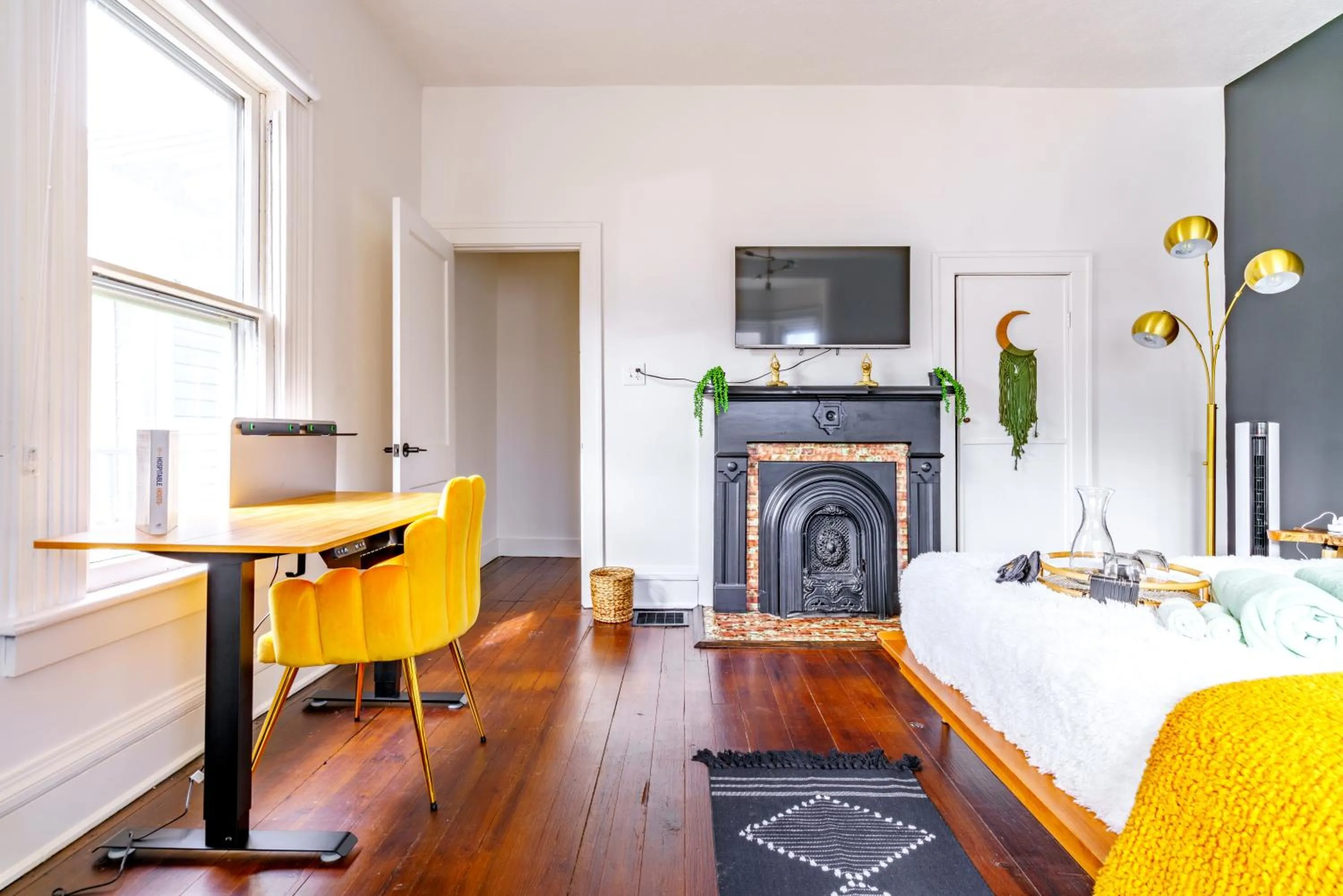 Bed in Jungle House Luxury Stays - Downtown Chillicothe