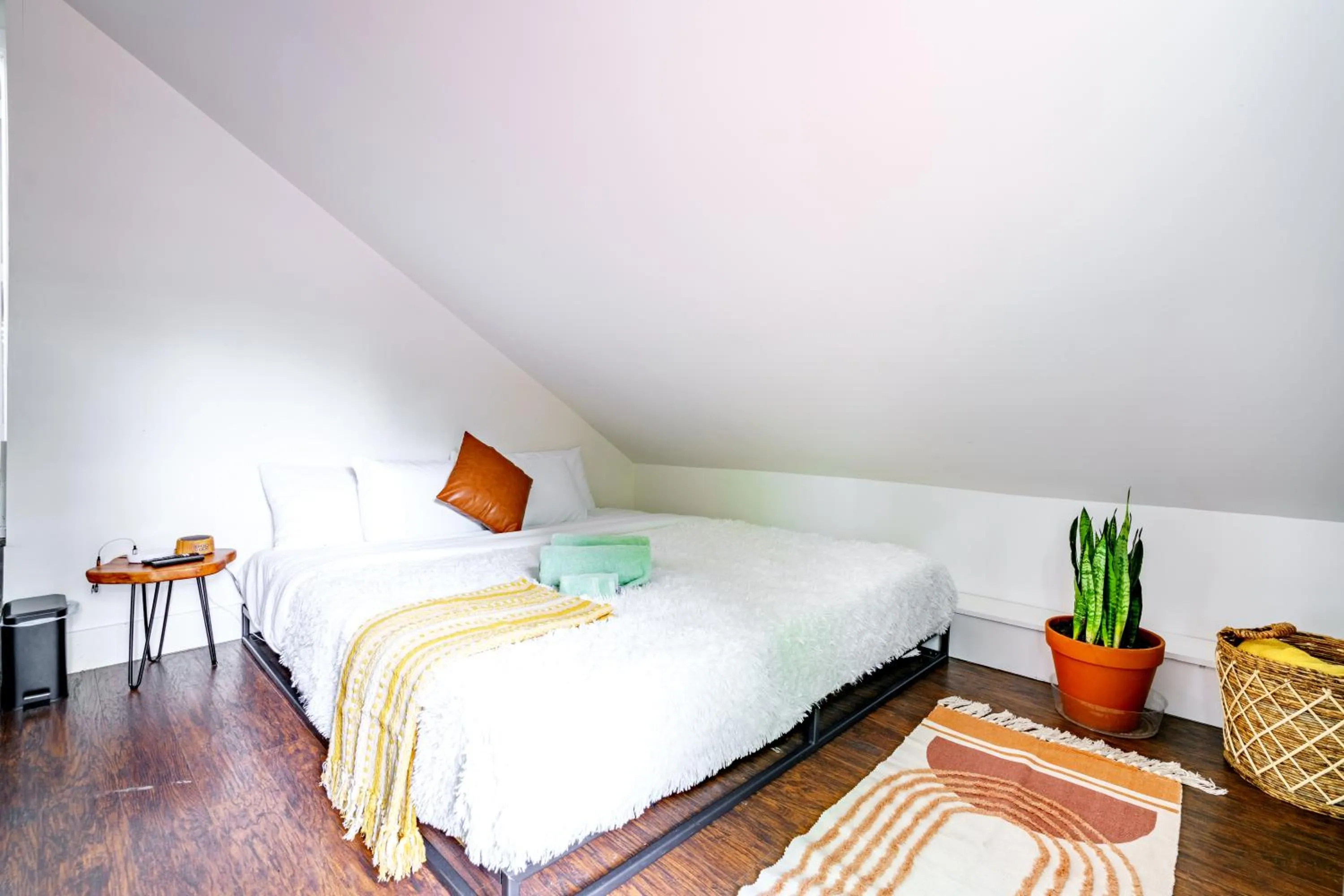 Bed in Jungle House Luxury Stays - Downtown Chillicothe