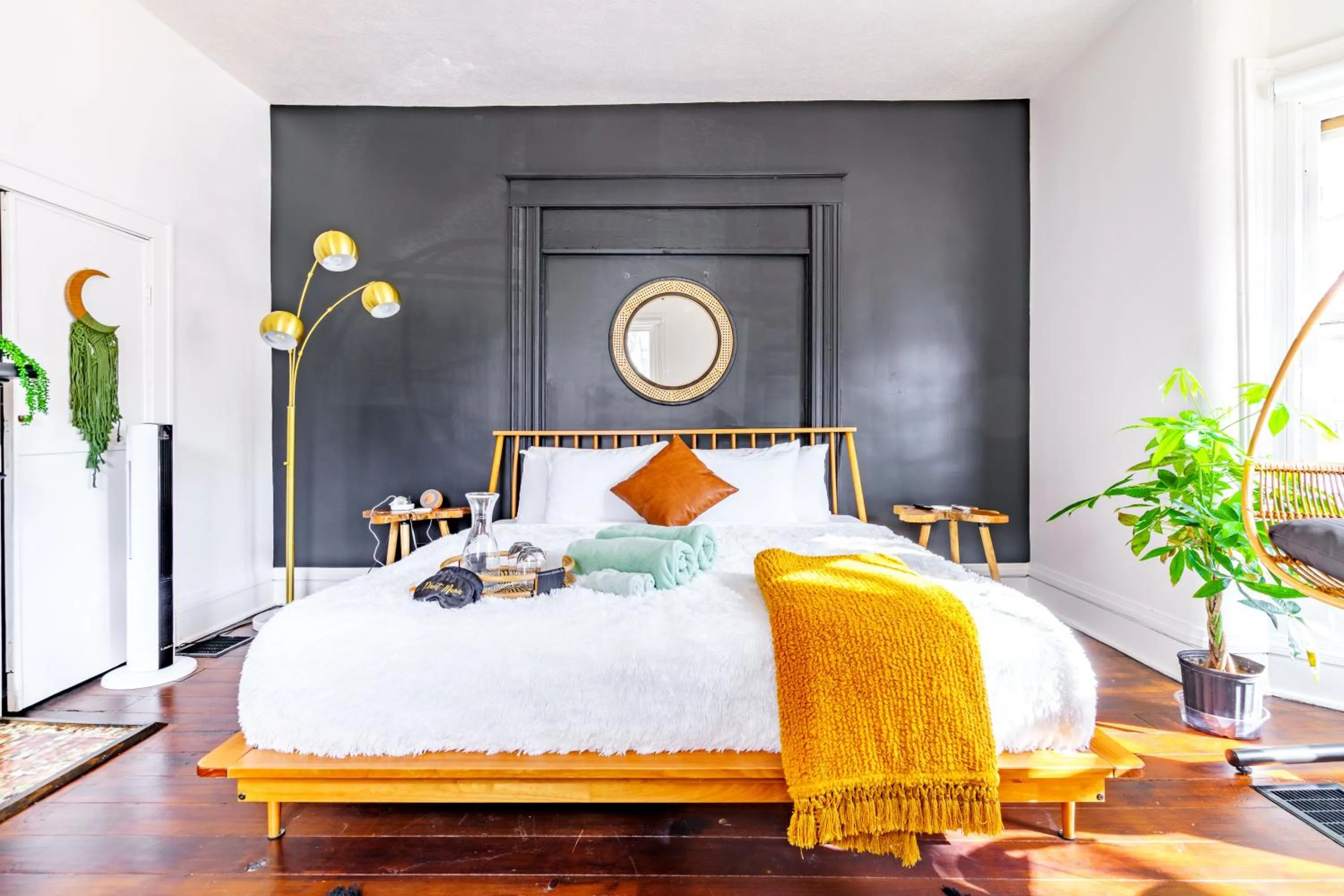 Bed in Jungle House Luxury Stays - Downtown Chillicothe